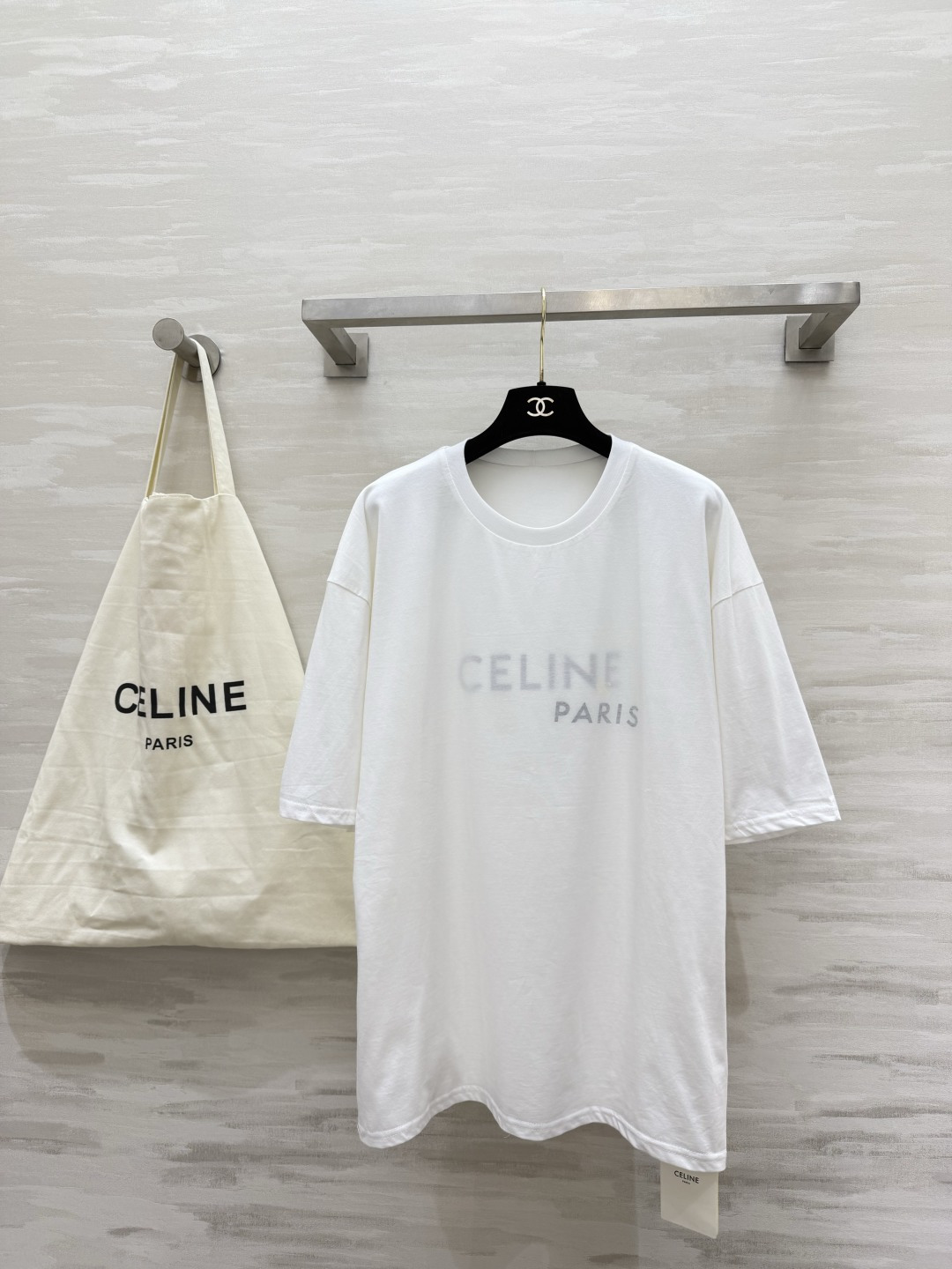 NO:823785,Celin's minimalist private T-shirt has a relaxed ceiling. Double-layer logo design on the front and back. It is low-key and has a big-name texture. The loose shoulder version is not picky about the figure. It covers the flesh and looks slim. It is super stylish when worn casually with pants and skirts. The basic style can also be worn to give a French lazy and high-end feel. High-quality customization  Available in stock first size S/M/L (M size shoulder width 58, bust 108, length 71), Celine-clothing, celine, celine, skirts,19860909Celin极简私服Tee松弛感天花板 前后双层logo设计 低调又自带大牌质感 宽松落肩版型 不挑身材 遮肉显瘦 日常随便搭裤子、裙子都超有范儿 基础款也能穿出法式慵懒高级感 高品质定制 现货首发sizeS/M/L（M码肩宽58,胸围108,衣长71）,赛琳-服装,celine,celine,skirts,,Women's clothing