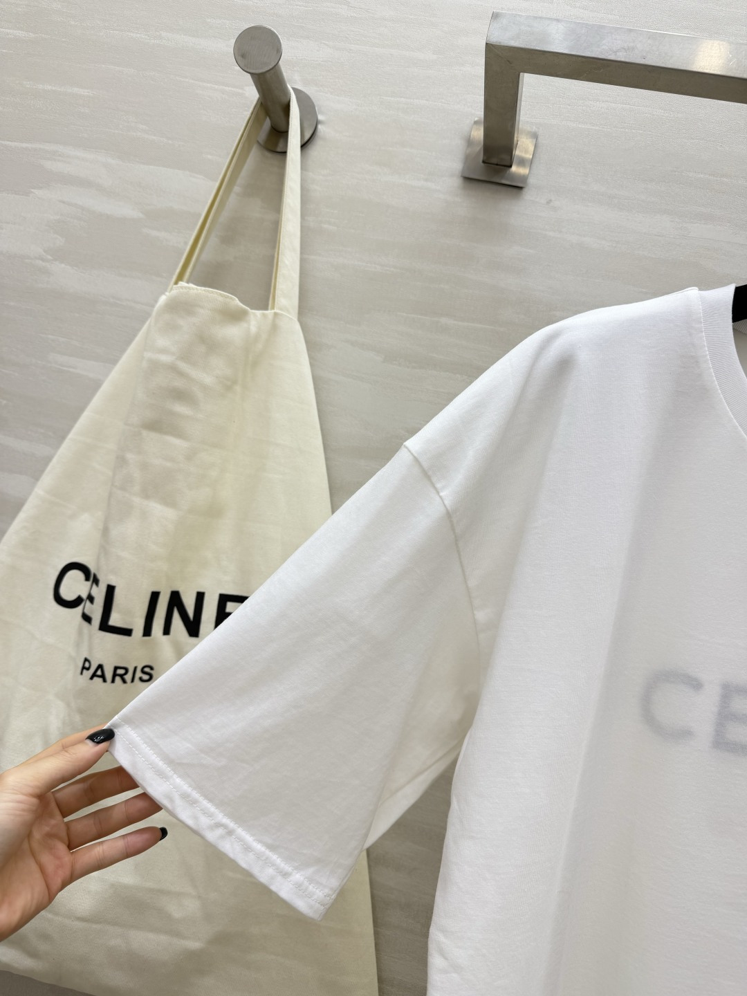 Celin♡²⁶极简私服Tee🤍松弛感天花板 前后双层logo设计 低调又自带大牌质感 宽松落肩版型 不