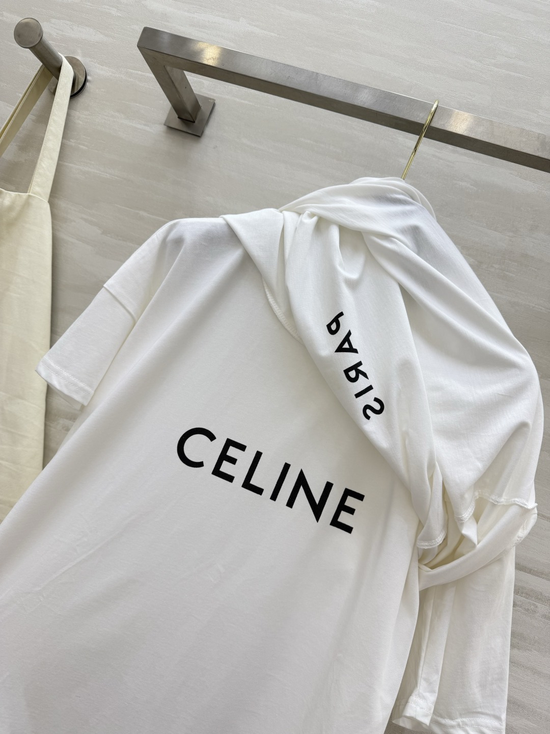 Celin♡²⁶极简私服Tee🤍松弛感天花板 前后双层logo设计 低调又自带大牌质感 宽松落肩版型 不