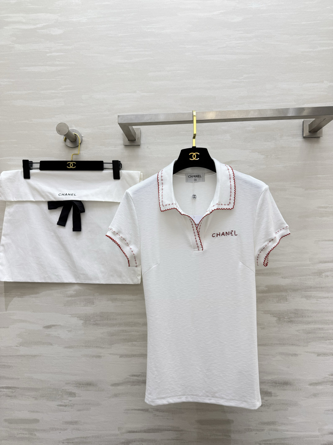 NO:823749,#Chane retro embroidered POLO top, classic black and white, so beautiful that it is so beautiful that it touches your heart. Exquisite contrasting lace collar, heavy embroidered letters, full of details, gentle and noble, slim waist tailoring, easily outlines body curves, high-quality customization, available in stock, size 36/38/40 (shoulder width 40, bust 82, length 58), Chanel - clothing, chanel, chanel,19860909#Chane复古刺绣POLO上衣 经典黑白双色 直接美到心巴上精致撞色花边领 重工刺绣字母 细节满满 温柔又显贵 修身收腰剪裁 轻松勾勒身材曲线 高品质定制 现货首发size36/38/40（38码肩宽40,胸围82,衣长58）,香奈儿-服装,chanel,chanel,,Women's clothing