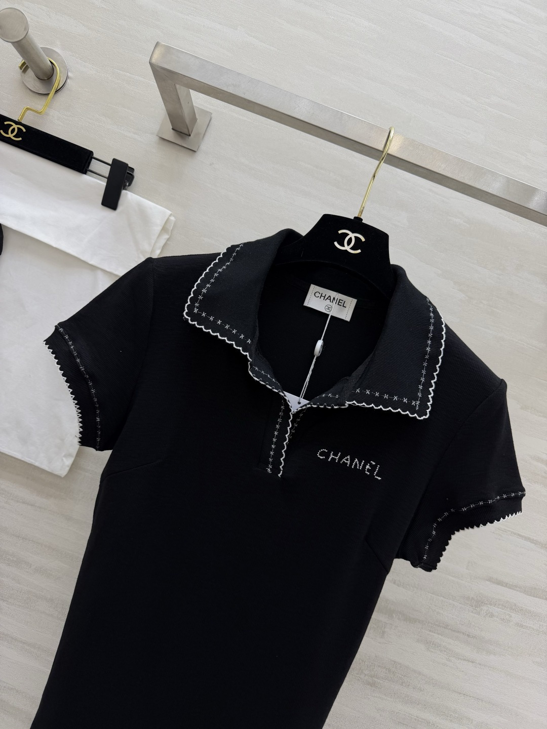 #Chane♡²⁶复古刺绣POLO上衣 经典黑白双色 直接美到心巴上🖤🤍精致撞色花边领 重工刺绣字母 细