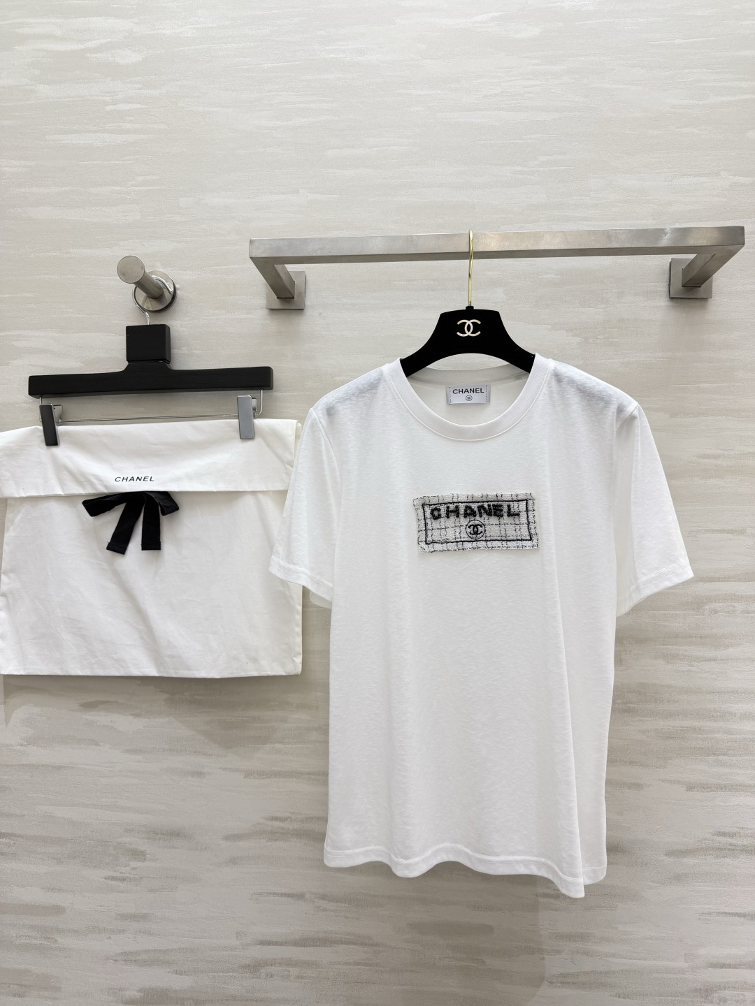 NO:823712,#Chane tweed woven logo beaded short-sleeved T-shirt, classic black and white colors available, tweed spliced letter embroidery on the chest, full of texture, low-key yet full of big-name style, simple round neck, slightly loose fitting tailoring, casual and lazy upper body, not picky at all, soft and waxy breathable fabric, skin-friendly and comfortable, high-quality customization  Available now, size 36/38/40 (size 38, shoulder width 40, bust 98, length 58), Chanel-clothing, chanel, chanel, T-shirt, tees, t-shirt,19860909#Chane花呢编织logo钉珠短袖T恤 经典黑白双色任选 胸口粗花呢拼接字母刺绣 肌理感满满 低调又尽显大牌格调 简约圆领 微宽松合身剪裁上身随性慵懒 完全不挑人 软糯透气面料 亲肤舒适 高品质定制 现货首发size36/38/40（38码肩宽40,胸围98,衣长58）,香奈儿-服装,chanel,chanel,T-shirt,tees，t-shirt,,Women's clothing