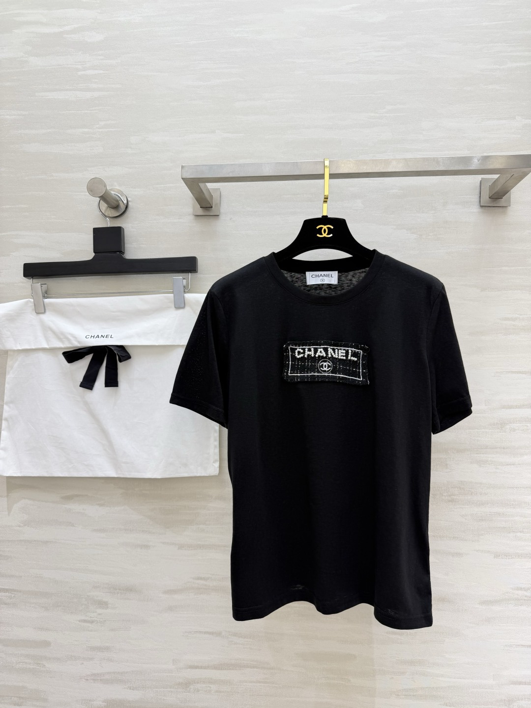 NO:823738,#Chane tweed woven logo beaded short-sleeved T-shirt, classic black and white colors available, tweed spliced letter embroidery on the chest, full of texture, low-key yet full of big-name style, simple round neck, slightly loose fitting tailoring, casual and lazy upper body, not picky at all, soft and waxy breathable fabric, skin-friendly and comfortable, high-quality customization  Available now, size 36/38/40 (size 38, shoulder width 40, bust 98, length 58), Chanel-clothing, chanel, chanel, T-shirt, tees, t-shirt,19860909#Chane花呢编织logo钉珠短袖T恤 经典黑白双色任选 胸口粗花呢拼接字母刺绣 肌理感满满 低调又尽显大牌格调 简约圆领 微宽松合身剪裁上身随性慵懒 完全不挑人 软糯透气面料 亲肤舒适 高品质定制 现货首发size36/38/40（38码肩宽40,胸围98,衣长58）,香奈儿-服装,chanel,chanel,T-shirt,tees，t-shirt,,Women's clothing