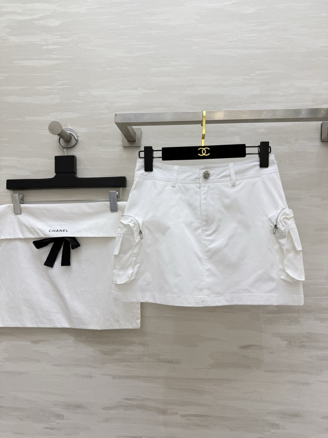 NO:823682,#Chane's new A-line workwear skirt. The side functional pocket design is full of design and not monotonous. The high-waisted version optimizes body proportions. It is easy to wear long legs and become 30-70 minutes in seconds. Three advanced basic colors!  You can’t go wrong when choosing with your eyes closed. Don’t choose a top, a style, or a figure!  It can be salty or sweet, casual or spicy!  In summer, just wear a basic T-shirt and it will look very fashionable!  High-quality customization, available in stock, size 36/38/40 (size 38 waist 70, skirt length 36), Chanel-clothing, chanel, chanel, skirts, tees, t-shirt,19860909#Chane新款 A字工装半裙 侧边机能口袋设计充满设计感不单调 高腰版型 优化身材比例 轻松穿出大长腿 秒变三七分 三个高级基础色！闭眼选都不会出错 不挑上衣、不挑风格、不挑身材！可盐可甜、可休闲可辣！夏天随便搭一件基础T恤就时髦感爆棚！高品质定制 现货首发size36/38/40（38码腰围70,裙长36）,香奈儿-服装,chanel,chanel,skirts,tees，t-shirt,,Women's clothing