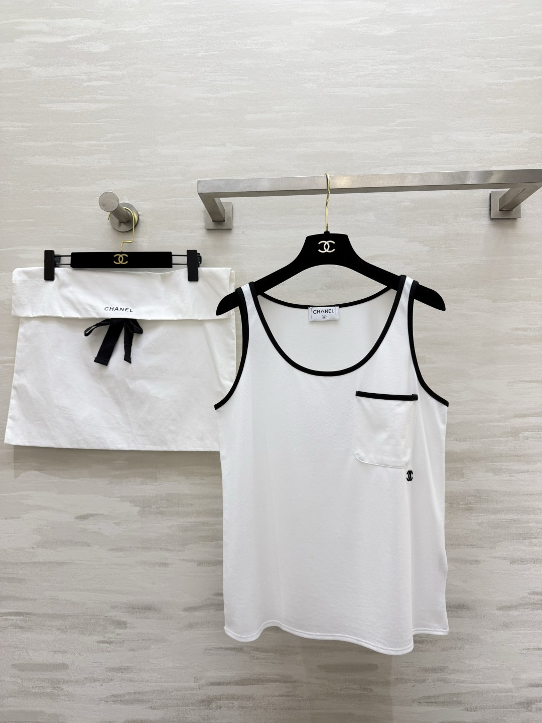 NO:823622,#Chane Classic contrasting color camisole, a versatile inner wear that is always missing in the summer wardrobe, simple U-shaped collar, exquisite black and white edging, small chest pocket, low-key double C embroidery logo, full of details, low-key, elegant and unobtrusive, soft and waxy breathable silk fabric. The upper body feels ice-like and skin-friendly. High-quality customization. Available in stock for the first time, size 36/38/40 (bust size 36, 90, length 52), Chanel - Clothing, chanel, chanel,19860909#Chane经典撞色吊带背心 夏天衣柜里永远缺的万能内搭简约U型领 精致黑白包边 胸口小口袋 低调双C刺绣小标 细节感直接拉满 低调显贵不张扬 软糯透气丝绵面料 上身冰感亲肤 高品质定制 现货首发size36/38/40（36码胸围90,衣长52）,香奈儿-服装,chanel,chanel,,Women's clothing