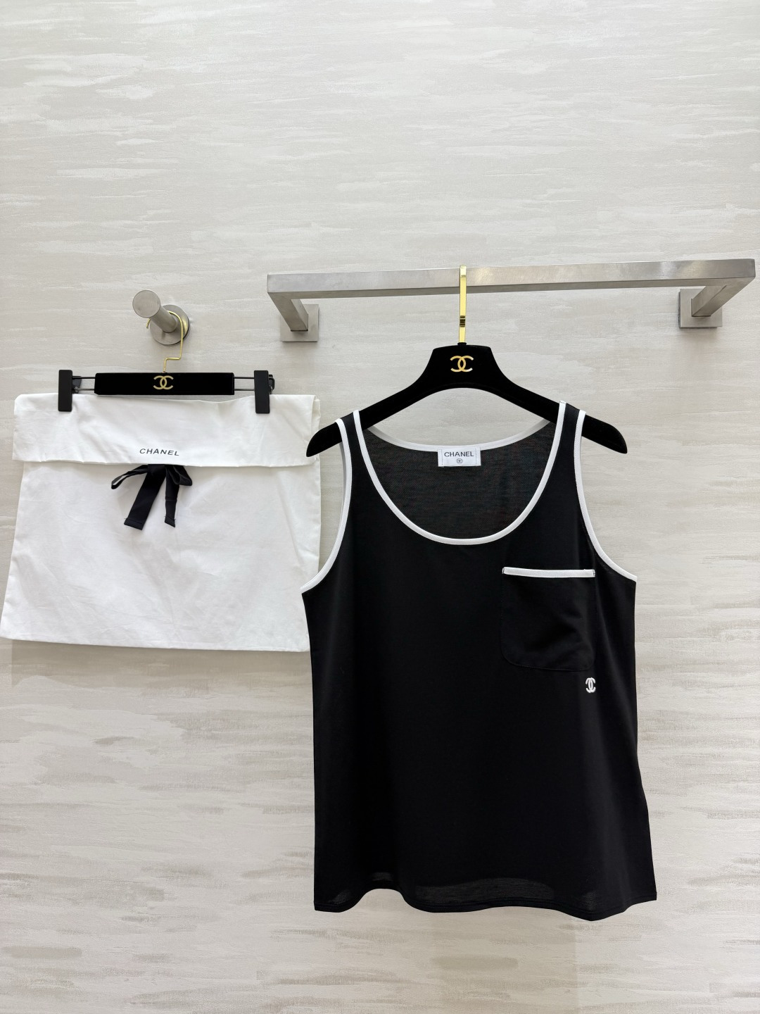 NO:823650,#Chane Classic contrasting color camisole, a versatile inner wear that is always missing in the summer wardrobe, simple U-shaped collar, exquisite black and white edging, small chest pocket, low-key double C embroidery logo, full of details, low-key, elegant and unobtrusive, soft and waxy breathable silk fabric. The upper body feels ice-like and skin-friendly. High-quality customization. Available in stock for the first time, size 36/38/40 (bust size 36, 90, length 52), Chanel - Clothing, chanel, chanel,19860909#Chane经典撞色吊带背心 夏天衣柜里永远缺的万能内搭简约U型领 精致黑白包边 胸口小口袋 低调双C刺绣小标 细节感直接拉满 低调显贵不张扬 软糯透气丝绵面料 上身冰感亲肤 高品质定制 现货首发size36/38/40（36码胸围90,衣长52）,香奈儿-服装,chanel,chanel,,Women's clothing