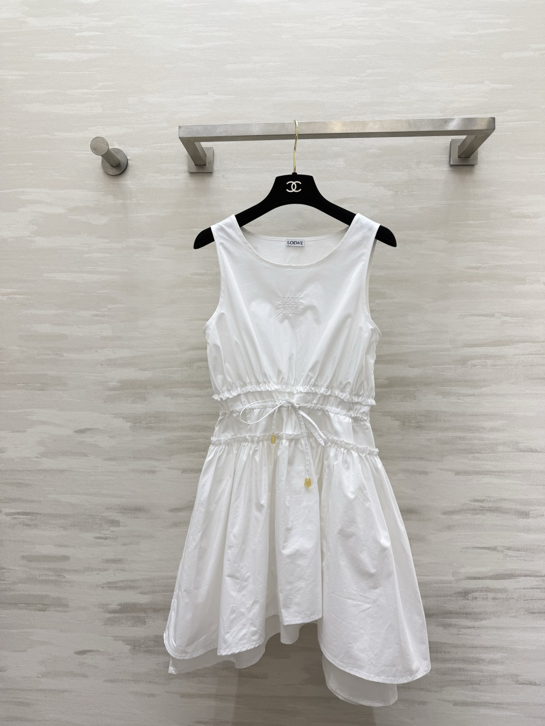 NO:824713,LOEW's new sleeveless dress, classic black and white, clean and neat, exquisite brand embossed embroidery on the chest, drawstring elastic waist, irregular large skirt, the upper body changes into a 37-point golden body proportion in seconds, high-count cotton fabric, breathable and not sweaty, suitable for daily commuting/dates and vacations, effortless relaxed big-name atmosphere, high-quality customization  Available in stock first size S/M/L (S size bust 88, skirt length 77.5), Loewe-clothing, loewe, loewe, skirts, gold,19860909LOEW新款 无袖连衣裙 经典黑白双色 干净又利落 胸前精致品牌浮雕刺绣 抽绳松紧收腰 不规则大裙摆 上身秒变三七分黄金身材比例 高支棉质面料 透气不闷汗 日常通勤/约会度假都适配 不费力的松弛大牌氛围感高品质定制 现货首发sizeS/M/L（s码胸围88,裙长77.5）,罗意威-服装,loewe,loewe,skirts,gold,,Women's clothing