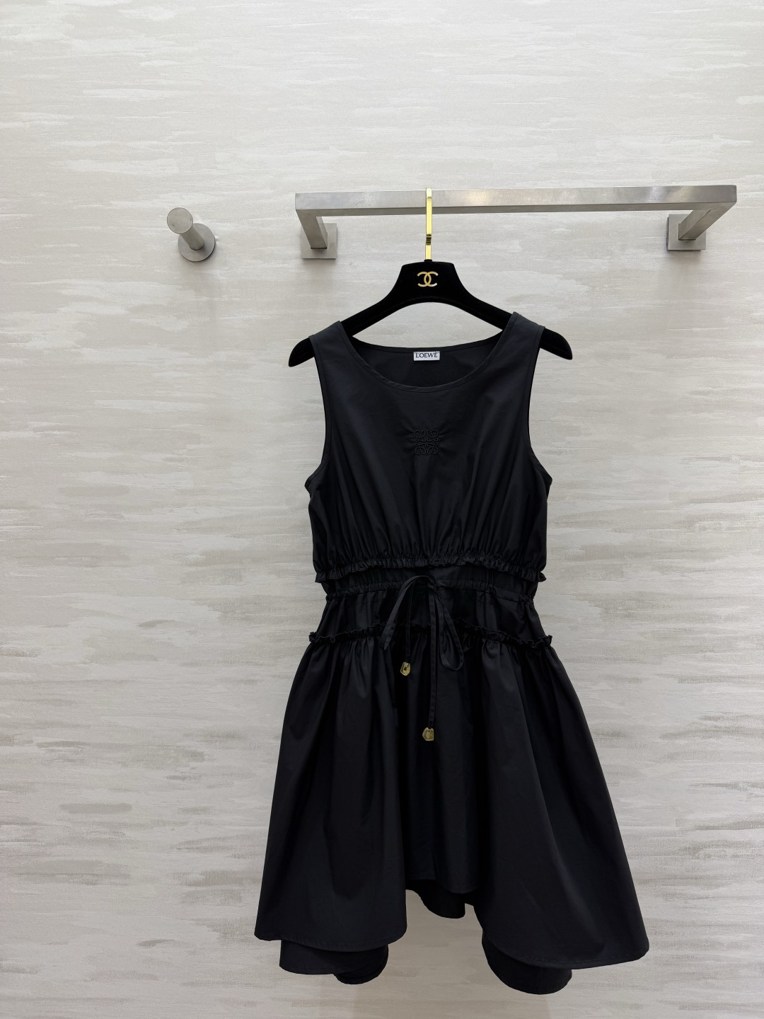 NO:824730,LOEW's new sleeveless dress, classic black and white, clean and neat, exquisite brand embossed embroidery on the chest, drawstring elastic waist, irregular large skirt, the upper body changes into a 37-point golden body proportion in seconds, high-count cotton fabric, breathable and not sweaty, suitable for daily commuting/dates and vacations, effortless relaxed big-name atmosphere, high-quality customization  Available in stock first size S/M/L (S size bust 88, skirt length 77.5), Loewe-clothing, loewe, loewe, skirts, gold,19860909LOEW新款 无袖连衣裙 经典黑白双色 干净又利落 胸前精致品牌浮雕刺绣 抽绳松紧收腰 不规则大裙摆 上身秒变三七分黄金身材比例 高支棉质面料 透气不闷汗 日常通勤/约会度假都适配 不费力的松弛大牌氛围感高品质定制 现货首发sizeS/M/L（s码胸围88,裙长77.5）,罗意威-服装,loewe,loewe,skirts,gold,,Women's clothing