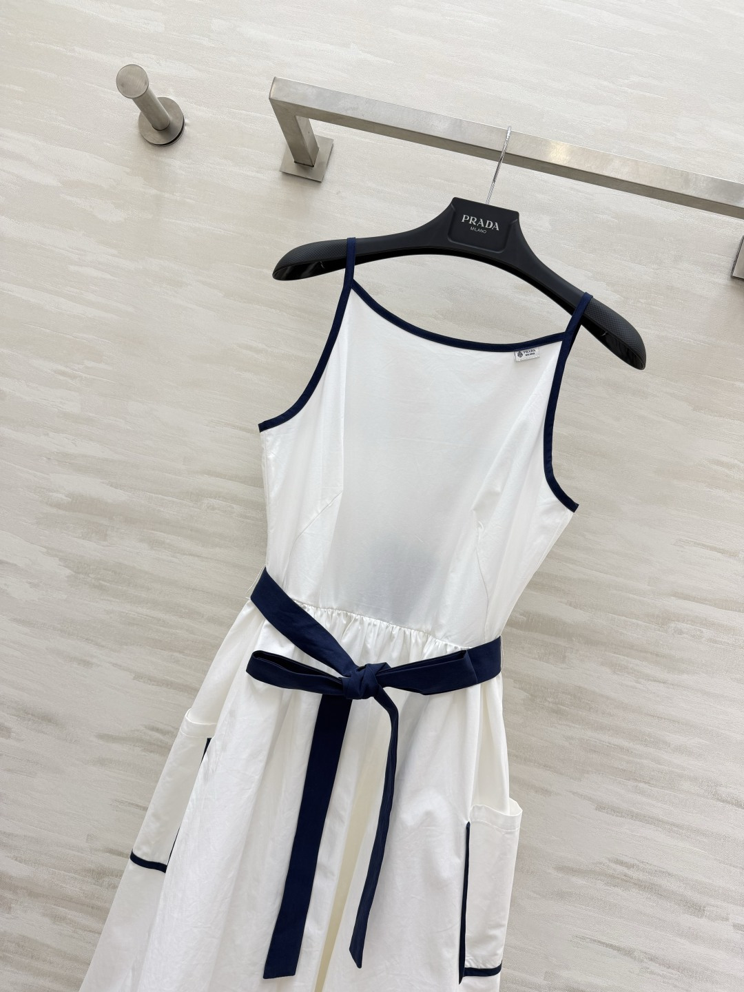PRAD♡²⁶经典撞色吊带连衣裙 干净奶白藏蓝撞色包边 自带法式复古海军氛围感 同色系腰带高腰收腰 轻松