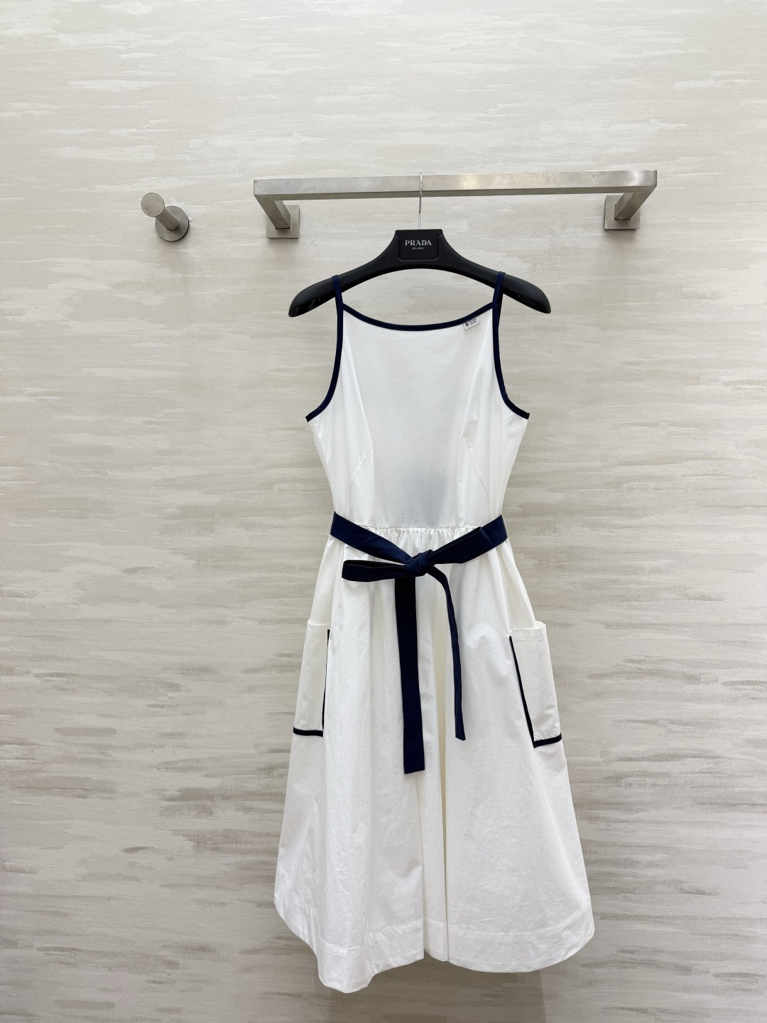 NO:824747,PRAD's classic contrasting suspender dress. Clean milky white and navy blue contrasting edges. It has a French retro navy atmosphere. The waistband is high-waisted with the same color belt. It can easily optimize the body proportions to wear a slim waist. The large side pockets are designed to be casual and very recognizable. The upper body is crisp and breathable. The upper body is neat and not soft. It can be used for daily commuting and travel dates. It is elegant and yet does not lose the sense of luxury. High-quality customized summer wardrobe item.  Available in stock first size S/M/L (S size bust 86, skirt length 80), Prada-clothing, prada, prada, skirts,19860909PRAD经典撞色吊带连衣裙 干净奶白藏蓝撞色包边 自带法式复古海军氛围感 同色系腰带高腰收腰 轻松优化身材比例穿出小蛮腰 侧边大口袋设计休闲又很有辨识度 挺括透气的棉质面料 上身利落不软塌 日常通勤、出游约会都能hold住 优雅又不失利落感 夏日衣柜王牌单品高品质定制 现货首发sizeS/M/L（s码胸围86,裙长80）,普拉达-服装,prada,prada,skirts,,Women's clothing