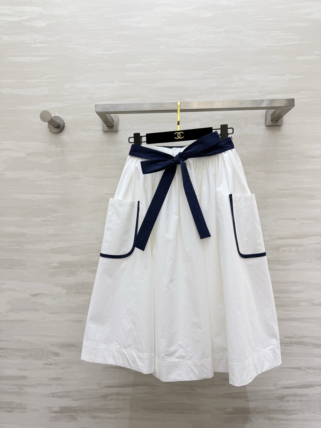 NO:824765,#Prad navy-style swing skirt. Blue and white summer romantic big bow tie. Gentle large umbrella skirt. Elegance is hidden in the details. Effortlessly wear French relaxed and good temperament. High-quality customization. Available in stock first size S/M/L (S size waist 66, skirt length 67), Prada-clothing, prada, prada, skirts,19860909#Prad海军风大摆半裙 蓝与白的夏日浪漫大蝴蝶结绑带 温柔大伞裙 优雅藏于细节 不费力就穿出法式松弛好气质 高品质定制 现货首发sizeS/M/L（s码腰围66,裙长67）,普拉达-服装,prada,prada,skirts,,Women's clothing