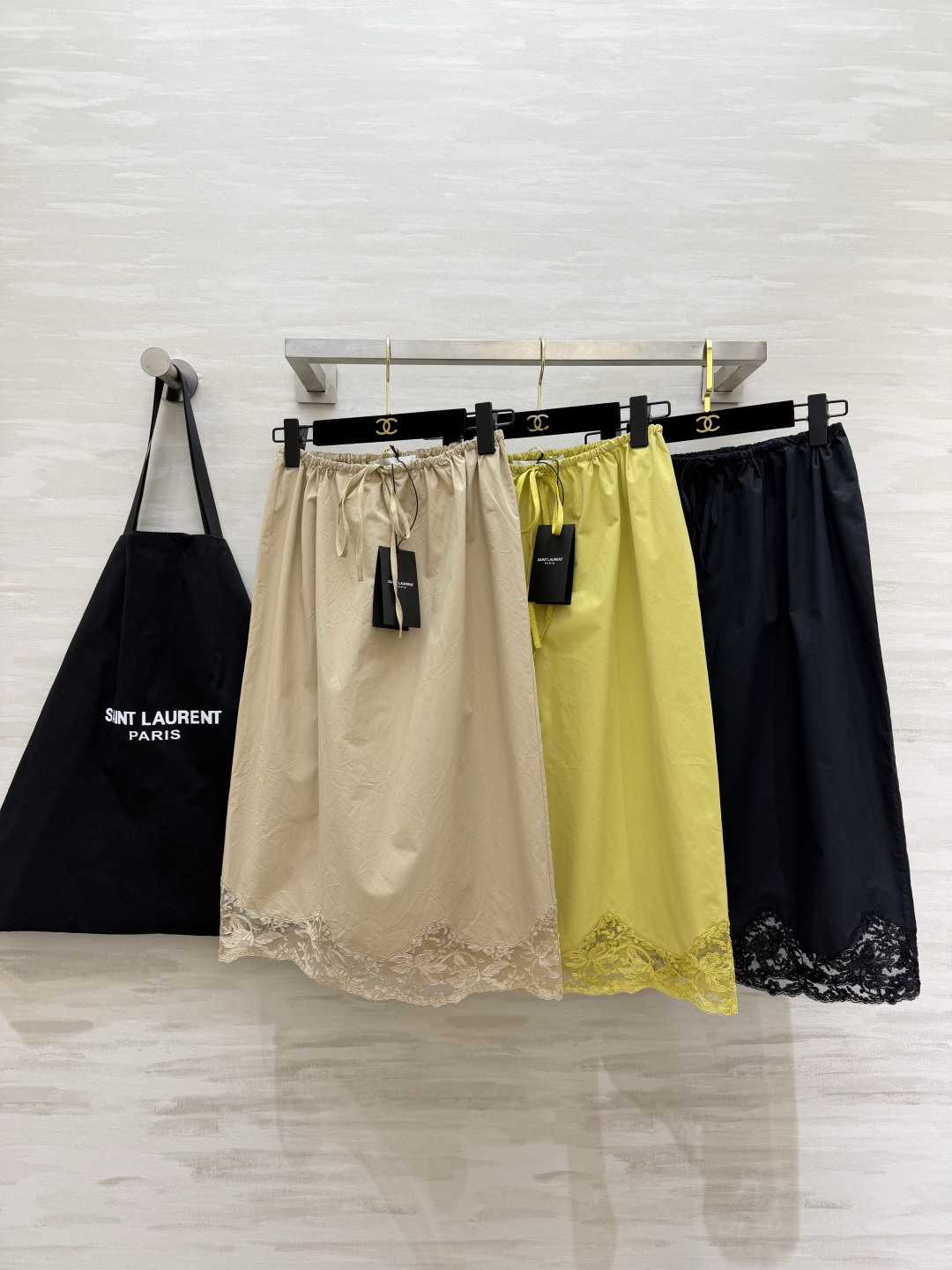 ysl²⁶夏季本命蕾丝半裙 上新✨三色温柔暴击｜奶杏/柠檬黄/经典黑 松紧抽绳腰头 不挑身材包容所有身形