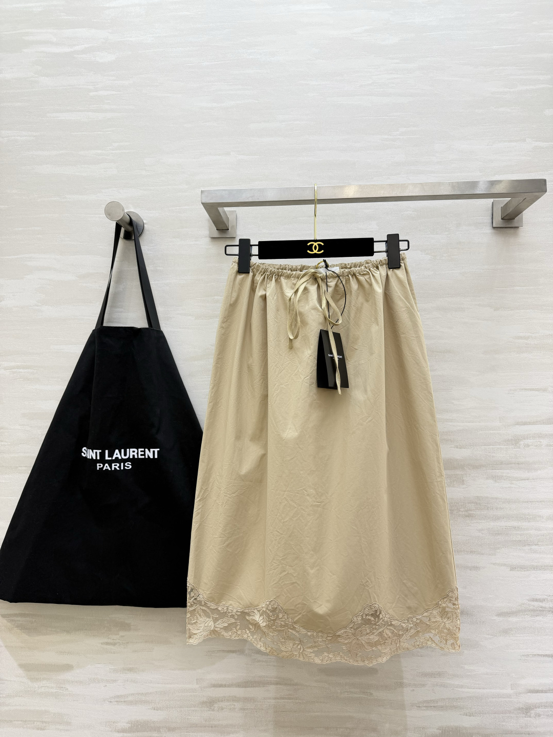 NO:824671,ysl's new summer lace skirt comes in three new colors | Almond/lemon yellow/classic black. Elastic drawstring waistband. Suitable for all body shapes. High-count smooth cotton fabric. The upper body is light, breathable and not sweaty. The skirt is spliced ​​with exquisite water-soluble lace. The gentle and romantic atmosphere directly fills the A-line loose mid-length version. It hides the crotch and covers the flesh. It is perfect for daily wear with T-shirts, small suspenders, and shirts!  Lazy and exquisite, you can wear it casually and look like a gentle lady of Korean style ~ High-quality customization, available in stock first size S/M/L (S size drawstring waist 86, skirt length 65), Saint Laurent-clothing, saint laurent, saint laurent, skirts, shirts, tees, t-shirt,19860909ysl夏季本命蕾丝半裙 上新三色温柔暴击｜奶杏/柠檬黄/经典黑 松紧抽绳腰头 不挑身材包容所有身形 高支顺滑棉感面料 上身轻盈透气不闷汗 裙摆拼接精致水溶蕾丝花边 温柔浪漫氛围感直接拉满 A字宽松中长版型 藏胯遮肉一绝 日常搭T恤、小吊带、衬衫都超适配！慵懒又精致 随手一穿就是韩系温柔小姐姐~高品质定制 现货首发sizeS/M/L（s码抽绳腰围86,裙长65）,圣罗兰-服装,saint laurent,saint laurent,skirts,shirts,tees，t-shirt,,Women's clothing