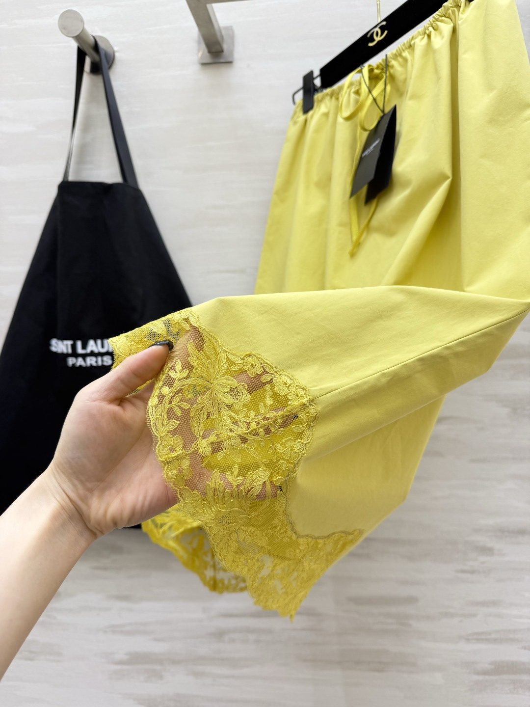ysl²⁶夏季本命蕾丝半裙 上新✨三色温柔暴击｜奶杏/柠檬黄/经典黑 松紧抽绳腰头 不挑身材包容所有身形