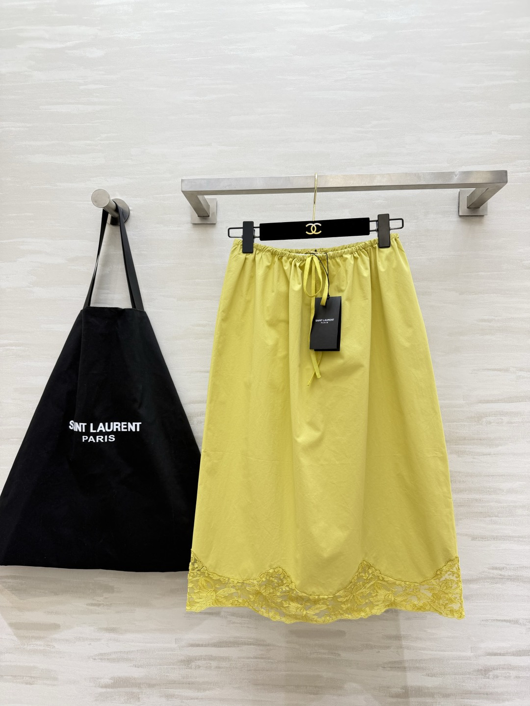 NO:824689,ysl's new summer lace skirt comes in three new colors | Almond/lemon yellow/classic black. Elastic drawstring waistband. Suitable for all body shapes. High-count smooth cotton fabric. The upper body is light, breathable and not sweaty. The skirt is spliced ​​with exquisite water-soluble lace. The gentle and romantic atmosphere directly fills the A-line loose mid-length version. It hides the crotch and covers the flesh. It is perfect for daily wear with T-shirts, small suspenders, and shirts!  Lazy and exquisite, you can wear it casually and look like a gentle lady of Korean style ~ High-quality customization, available in stock first size S/M/L (S size drawstring waist 86, skirt length 65), Saint Laurent-clothing, saint laurent, saint laurent, skirts, shirts, tees, t-shirt,19860909ysl夏季本命蕾丝半裙 上新三色温柔暴击｜奶杏/柠檬黄/经典黑 松紧抽绳腰头 不挑身材包容所有身形 高支顺滑棉感面料 上身轻盈透气不闷汗 裙摆拼接精致水溶蕾丝花边 温柔浪漫氛围感直接拉满 A字宽松中长版型 藏胯遮肉一绝 日常搭T恤、小吊带、衬衫都超适配！慵懒又精致 随手一穿就是韩系温柔小姐姐~高品质定制 现货首发sizeS/M/L（s码抽绳腰围86,裙长65）,圣罗兰-服装,saint laurent,saint laurent,skirts,shirts,tees，t-shirt,,Women's clothing
