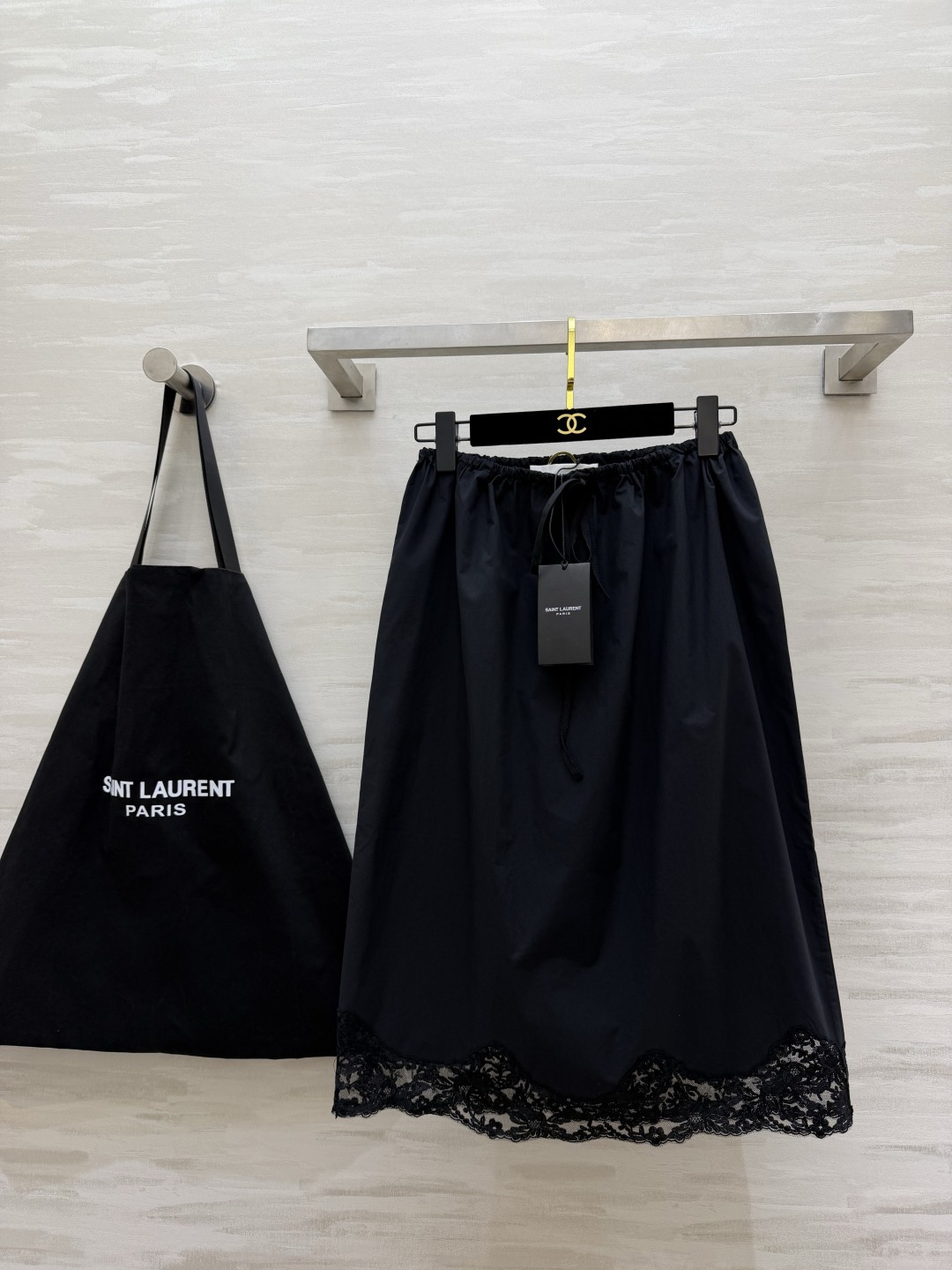 NO:824705,ysl's new summer lace skirt comes in three new colors | Almond/lemon yellow/classic black. Elastic drawstring waistband. Suitable for all body shapes. High-count smooth cotton fabric. The upper body is light, breathable and not sweaty. The skirt is spliced ​​with exquisite water-soluble lace. The gentle and romantic atmosphere directly fills the A-line loose mid-length version. It hides the crotch and covers the flesh. It is perfect for daily wear with T-shirts, small suspenders, and shirts!  Lazy and exquisite, you can wear it casually and look like a gentle lady of Korean style ~ High-quality customization, available in stock first size S/M/L (S size drawstring waist 86, skirt length 65), Saint Laurent-clothing, saint laurent, saint laurent, skirts, shirts, tees, t-shirt,19860909ysl夏季本命蕾丝半裙 上新三色温柔暴击｜奶杏/柠檬黄/经典黑 松紧抽绳腰头 不挑身材包容所有身形 高支顺滑棉感面料 上身轻盈透气不闷汗 裙摆拼接精致水溶蕾丝花边 温柔浪漫氛围感直接拉满 A字宽松中长版型 藏胯遮肉一绝 日常搭T恤、小吊带、衬衫都超适配！慵懒又精致 随手一穿就是韩系温柔小姐姐~高品质定制 现货首发sizeS/M/L（s码抽绳腰围86,裙长65）,圣罗兰-服装,saint laurent,saint laurent,skirts,shirts,tees，t-shirt,,Women's clothing