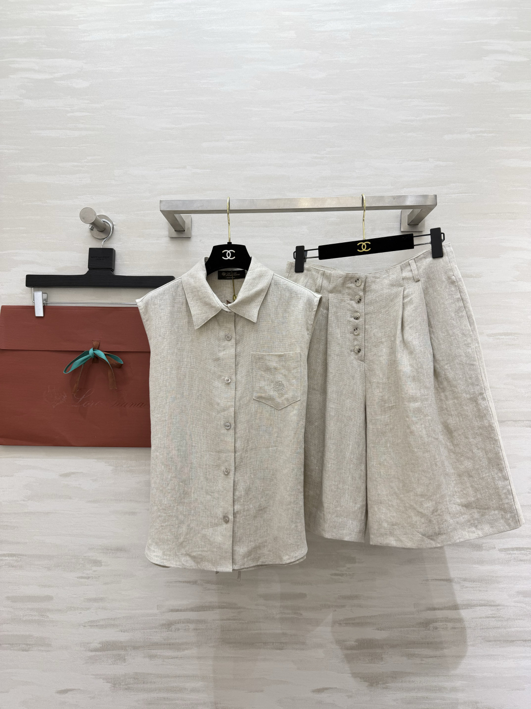 NO:824712,LoroPian's natural linen minimalist suit is made of natural and breathable linen fabric. It has a cooling effect on the upper body in summer. Sleeveless lapel shirt. It is neat for commuting in the front. It has a discreet strap design on the back. It is exquisite and has a hidden sense of design. Paired with straight-leg three-quarter pants of the same color. It is a good hand for modifying the shape of the legs and hiding the muscles. The whole upper body is full of the lazy elegance of Southern France. It can be easily used for commuting, vacation and afternoon tea!  Effortlessly wear the perfect high-end relaxed feeling, high-quality customization, sold separately sizes S/M/L (S size bust 100, length 59, shorts waist 70, hips 102, pants length 55) shirts, shorts., women's clothing, loro piana, shorts, shirts,19860909LoroPian本命亚麻极简套装天然透气亚麻面料 夏日上身自带降温感 无袖翻领衬衫 正面利落通勤 后背小心机绑带设计 精致又暗藏设计感 搭配同色系直筒五分中裤 修饰腿型、藏肉显瘦一把好手 整套上身满满的南法慵懒贵气 通勤｜度假｜下午茶都能轻松出圈！不费力就穿出满分高级松弛感高品质定制 分开发售sizeS/M/L（s码胸围100,衣长59,短裤腰围70,臀围102,裤长55）衬衣,短裤.,女装,loro piana,shorts,shirts,,Women's clothing