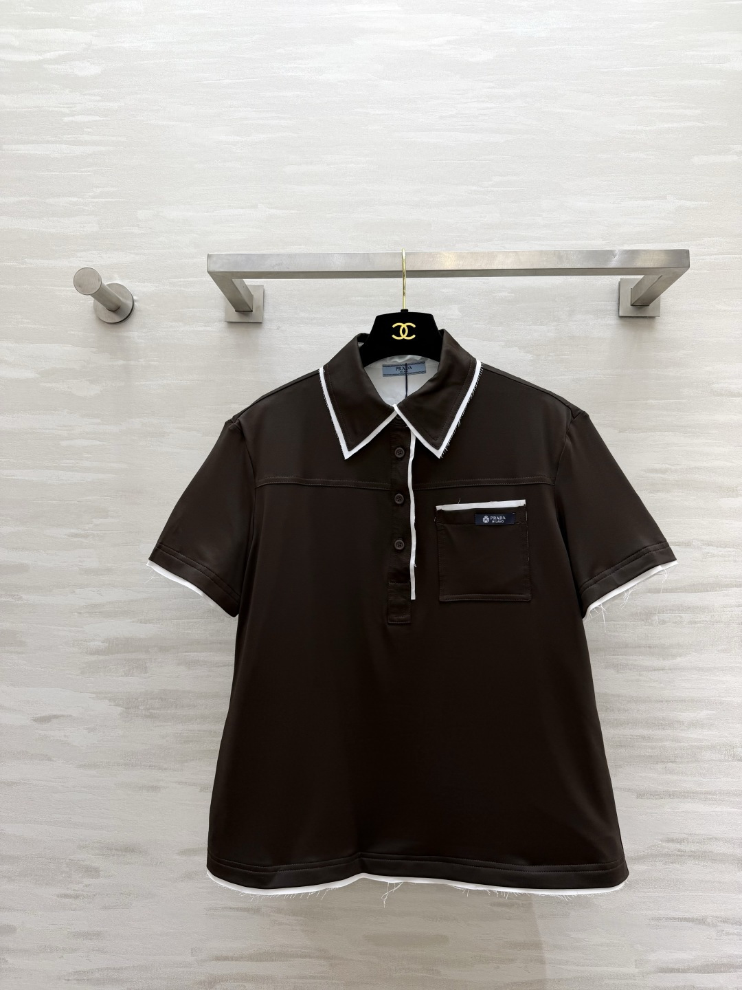 NO:824688,#Prad Contrast Color Raw Edge Polo Shirt Polo control must-have high-end items, classic colors, low-key and noble, raw edge and white edge contrast binding design, casual and full of handmade details, neat lapel tailoring, optimized head-shoulder ratio, slimming down, chest patch pocket + small brand logo embellishment, direct recognition, high-quality customization  Available in stock first size S/M/L (S size shoulder width 44, bust 92, length 58), Prada-clothing, prada, prada,19860909#Prad撞色毛边polo衫 Polo控必入高级单品经典色调 低调又显贵 毛边白边撞色包边设计 随性又充满手工细节感 利落翻领剪裁 优化头肩比 显瘦一绝 胸前贴袋+品牌小布标点缀 辨识度直接拉满 高品质定制 现货首发sizeS/M/L（s码肩宽44,胸围92,衣长58）,普拉达-服装,prada,prada,,Women's clothing