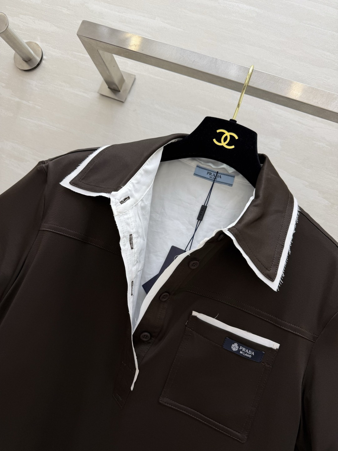 #Prad♡²⁶撞色毛边polo衫 Polo控必入高级单品✨经典色调 低调又显贵 毛边白边撞色包边设计 