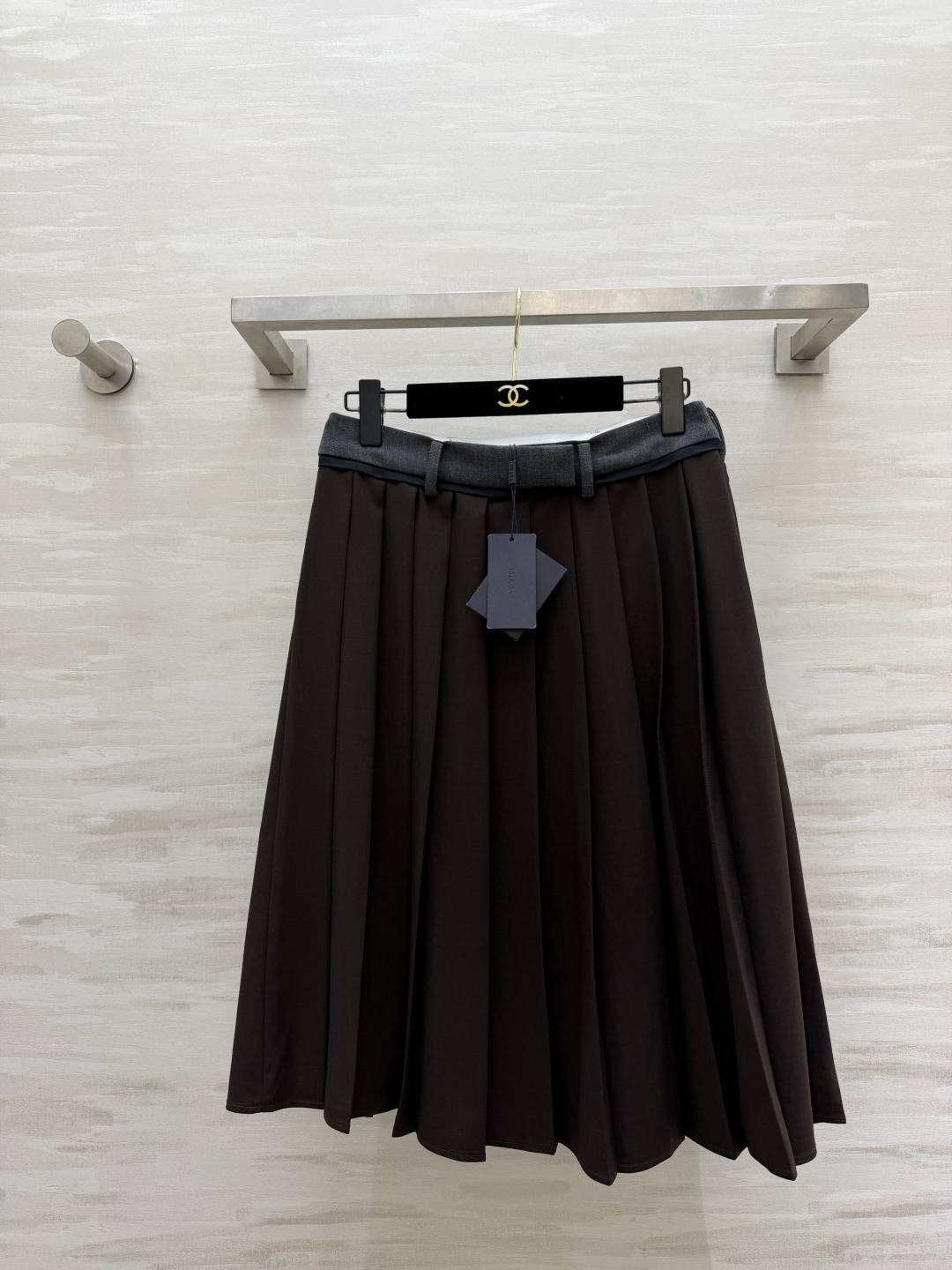 NO:824704,#Prad Pleated Skirt Gray contrasting waistband with advanced layers Neat and neat three-dimensional pleats Excellent drape The high-waisted A-line mid-length version can be worn for a smart college look and can also be used for casual and elegant commuting. High-quality customization. Available in stock first size S/M/L (S size waist 68, skirt length 63), Prada-clothing, prada, prada, skirts,19860909#Prad百褶半裙 灰色撞色腰头层次高级 工整利落立体压褶 垂感超绝 高腰A字中长款版型既能穿出乖巧学院感 也能拿捏轻熟通勤优雅风 高品质定制 现货首发sizeS/M/L（s码腰围68,裙长63）,普拉达-服装,prada,prada,skirts,,Women's clothing