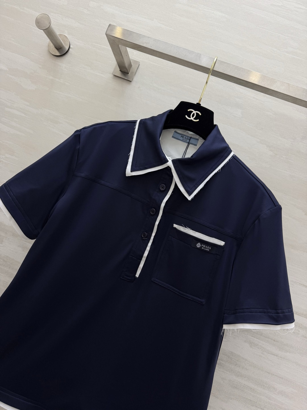 #Prad♡²⁶撞色毛边polo衫 Polo控必入高级单品✨经典色调 低调又显贵 毛边白边撞色包边设计 