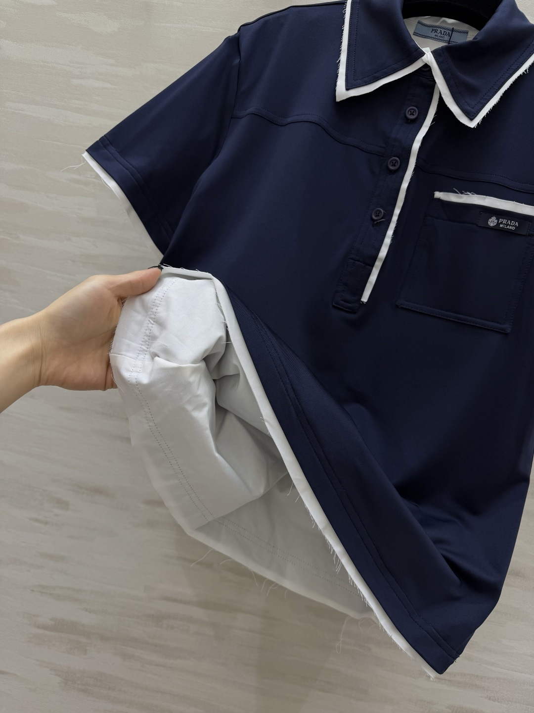 #Prad♡²⁶撞色毛边polo衫 Polo控必入高级单品✨经典色调 低调又显贵 毛边白边撞色包边设计 
