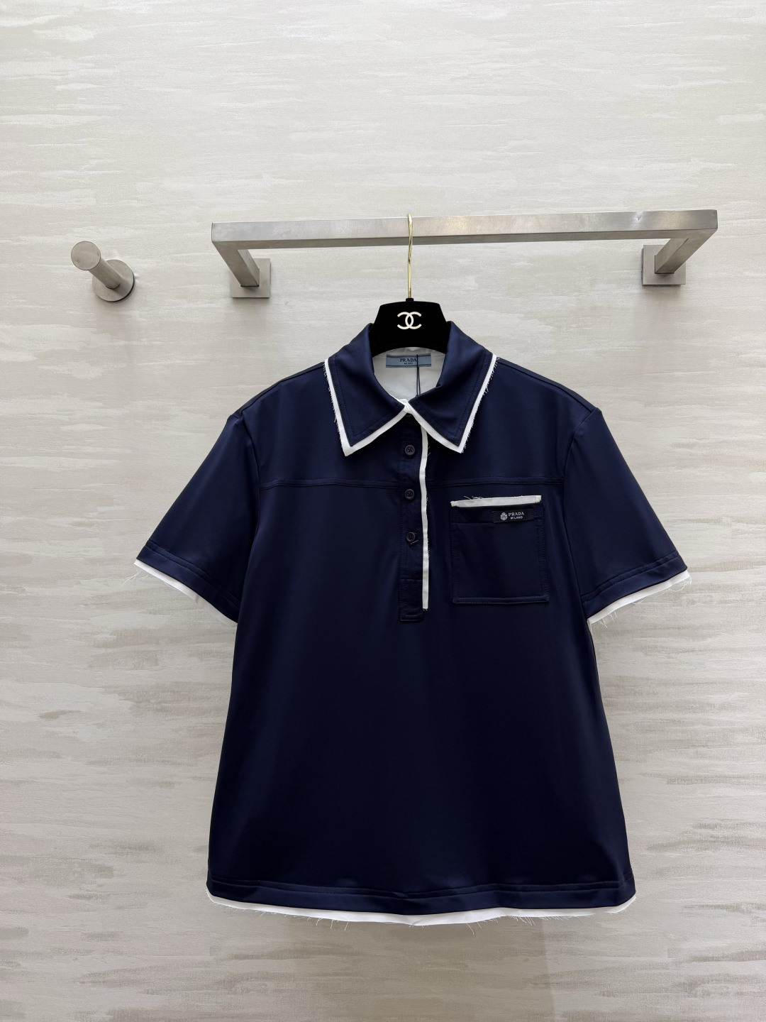 NO:824653,#Prad Contrast Color Raw Edge Polo Shirt Polo control must-have high-end items, classic colors, low-key and noble, raw edge and white edge contrast binding design, casual and full of handmade details, neat lapel tailoring, optimized head-shoulder ratio, slimming down, chest patch pocket + small brand logo embellishment, direct recognition, high-quality customization  Available in stock first size S/M/L (S size shoulder width 44, bust 92, length 58), Prada-clothing, prada, prada,19860909#Prad撞色毛边polo衫 Polo控必入高级单品经典色调 低调又显贵 毛边白边撞色包边设计 随性又充满手工细节感 利落翻领剪裁 优化头肩比 显瘦一绝 胸前贴袋+品牌小布标点缀 辨识度直接拉满 高品质定制 现货首发sizeS/M/L（s码肩宽44,胸围92,衣长58）,普拉达-服装,prada,prada,,Women's clothing