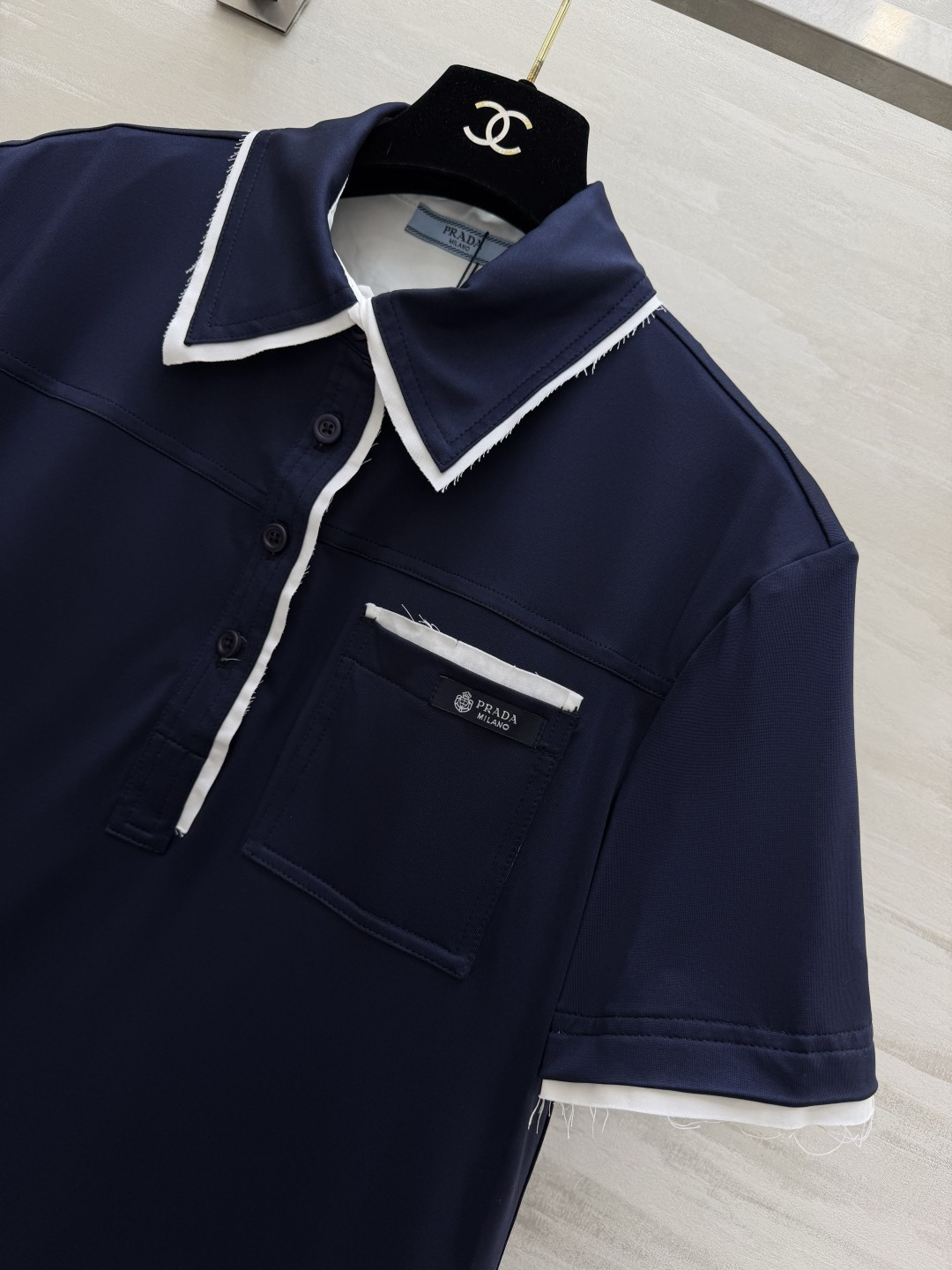 #Prad♡²⁶撞色毛边polo衫 Polo控必入高级单品✨经典色调 低调又显贵 毛边白边撞色包边设计 
