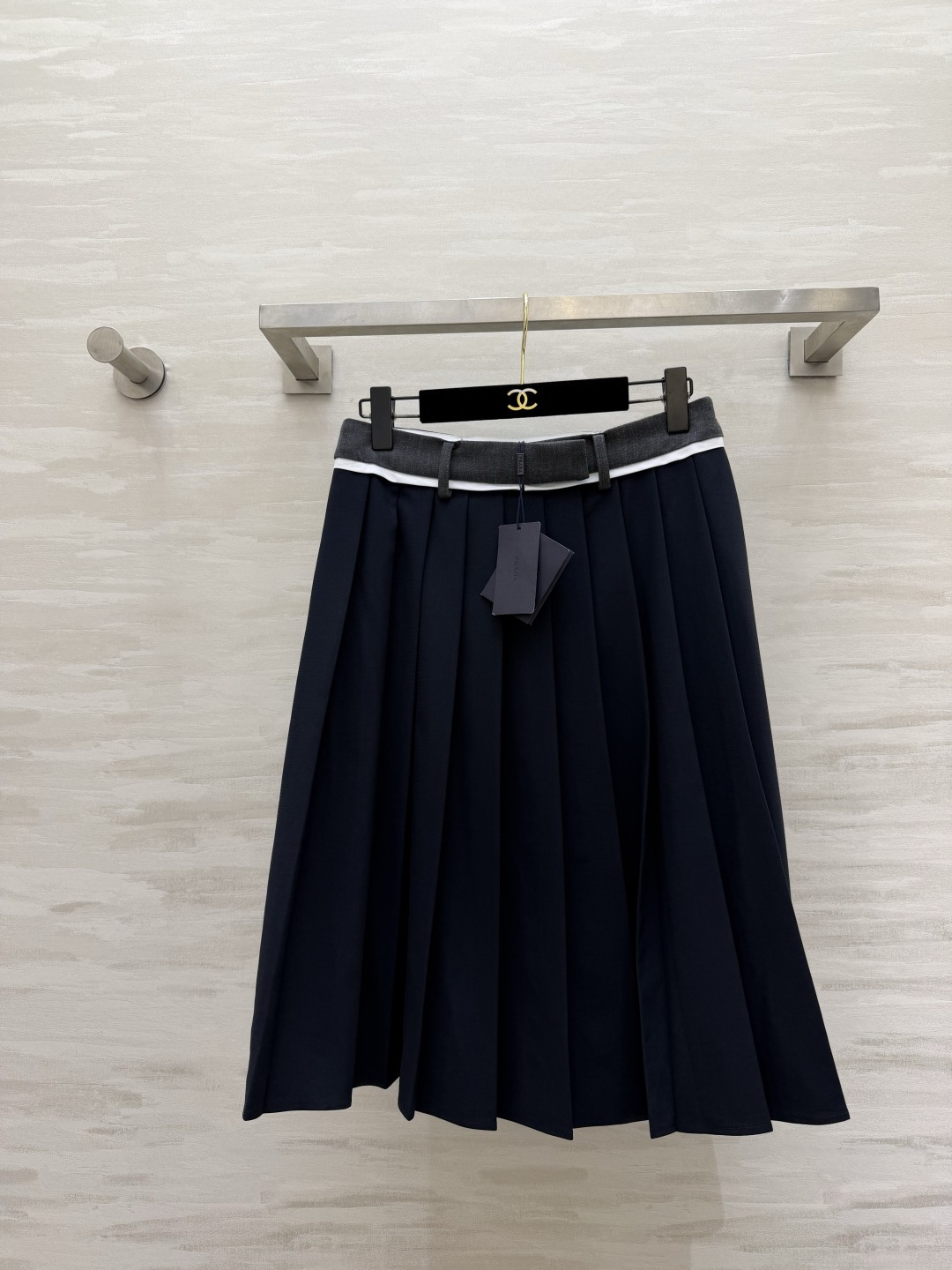NO:824670,#Prad Pleated Skirt Gray contrasting waistband with advanced layers Neat and neat three-dimensional pleats Excellent drape The high-waisted A-line mid-length version can be worn for a smart college look and can also be used for casual and elegant commuting. High-quality customization. Available in stock first size S/M/L (S size waist 68, skirt length 63), Prada-clothing, prada, prada, skirts,19860909#Prad百褶半裙 灰色撞色腰头层次高级 工整利落立体压褶 垂感超绝 高腰A字中长款版型既能穿出乖巧学院感 也能拿捏轻熟通勤优雅风 高品质定制 现货首发sizeS/M/L（s码腰围68,裙长63）,普拉达-服装,prada,prada,skirts,,Women's clothing