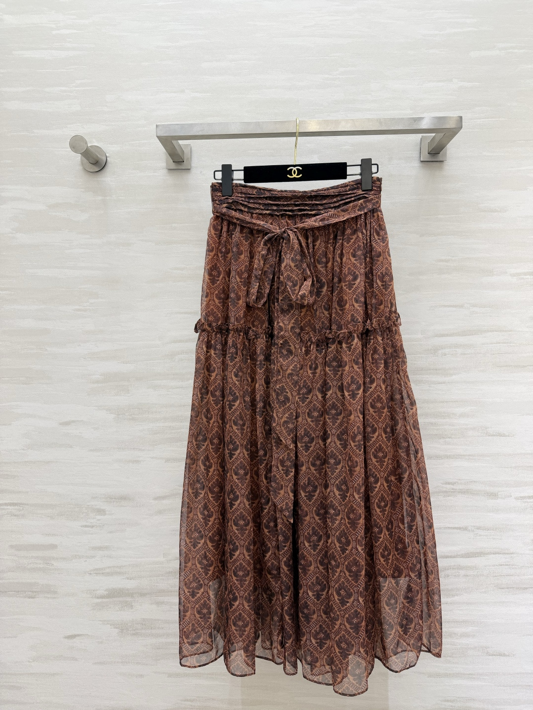 NO:824634,Zimmerman retro printed full skirt Maillard brown tone print Waist tie bow design Freely adjustable elasticity Multi-layer fungus hem cake skirt Full of layers Customized fabric is light and transparent Walking with a sense of smart atmosphere High-waisted version Large A-line skirt is gentle and relaxed with a French retro laziness High-quality customization Available in stock first size S/M/L (S size waist 70, skirt length 95), Zimmerman - clothing, skirts,19860909Zimmerman复古印花大摆半裙美拉德棕调印花 腰部系带蝴蝶结设计 自由调节松紧 多层木耳边蛋糕裙摆 层次满满 定制面料轻薄通透 走路自带灵动氛围感 高腰版型 大A字裙摆温柔松弛又带着法式复古慵懒感 高品质定制 现货首发sizeS/M/L（s码腰围70,裙长95）,兹默曼-服装,skirts,,Women's clothing