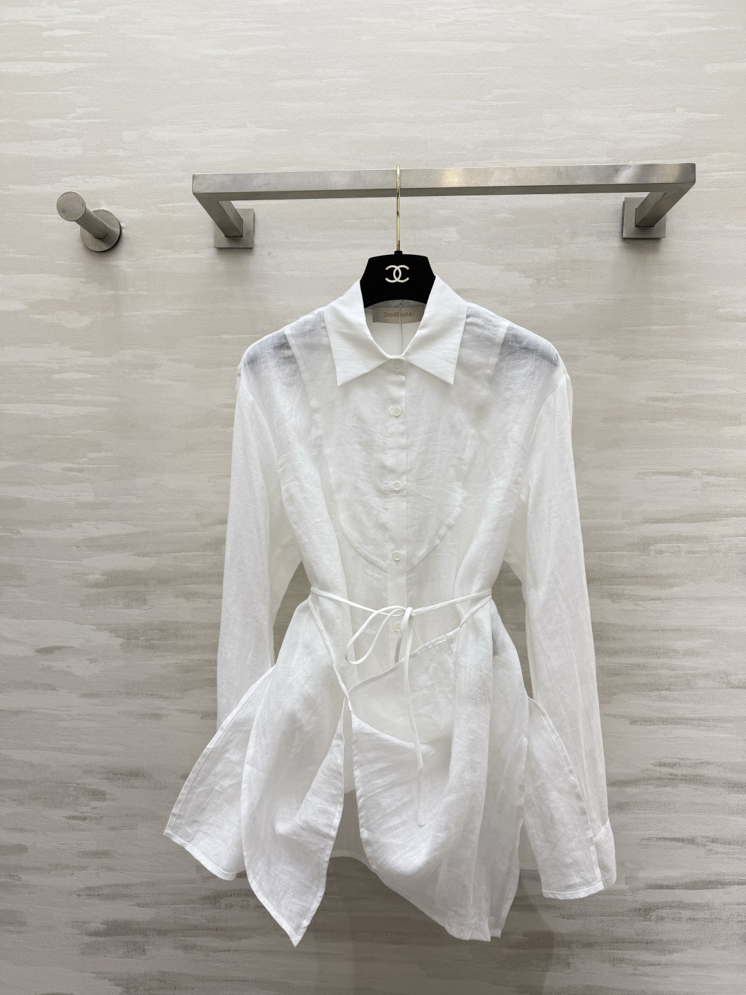 NO:824614,ZIMMERMAN holiday series strappy ramie white shirt. The ceiling atmosphere of the white shirt is naturally breathable ramie texture. It is clear and breathable. The lapel version is versatile for commuting and is not picky. The thin lace around the waist can easily tighten the waistline. Irregular deconstructed hem. Fake two-piece layered tailoring breaks the monotony of ordinary shirts. It has a great sense of design. It has a slightly transparent and light texture. It is cool and elegant when worn alone, and it is also excellent as a sun protection outer wear.  Unintentionally lazy and minimalist style. The upper body instantly becomes a gentle heroine. Relaxed and advanced. High-quality customization. Available in stock first size S/M/L (S size shoulder width 46, bust 110, length 72), Zimmerman-clothing, shirts,19860909ZIMMERMAN度假系列 绑带苎麻白衬衣 白衬衫的天花板氛围感天然透气苎麻肌理 清透又自带呼吸感 翻领版型 通勤百搭不挑人 腰间细系带轻松收紧腰线 不规则解构下摆 假两件层次剪裁 打破普通衬衫的单调感 极具设计感 微透轻薄质感 单穿清冷显贵、做防晒外搭也超绝 不刻意的慵懒极简风 上身秒变温柔大女主 松弛又高级 高品质定制 现货首发sizeS/M/L（s码肩宽46,胸围110,衣长72）,兹默曼-服装,shirts,,Women's clothing