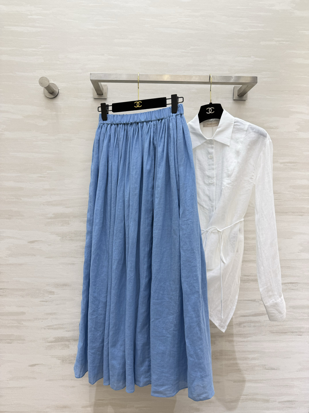 NO:824593,Zimmermann ramie sky blue skirt is made of natural ramie fabric. It comes with a breathable buff. It can instantly cool down the upper body in summer. The texture is very light and smooth. Elastic high waist. Extra large A-line pleated skirt. The skirt sways in the wind when walking. The fairy air is straight to the full body. Gentle and healing haze blue tone. It looks white regardless of skin color. It is perfect with shirts, T-shirts, and small suspender tops.  One-click to control the French style of laziness and relaxation. The summer wardrobe's natural skirt ~ high-quality customization. Available in stock first size S/M/L (S size waist 64, skirt length 97), Zimmerman-clothing, skirts, shirts, tees, t-shirt,19860909Zimmermann苎麻天蓝大摆半裙甄选天然苎麻面料 自带透气buff 夏日上身瞬间降温 肌理感满分轻盈又垂顺 松紧高腰 超大A字褶皱裙摆 行走间裙摆随风摇曳 仙气直接拉满 温柔又治愈的雾霾蓝调 不挑肤色巨显白 搭配衬衫、T恤、小吊带上衣都超适配 一键拿捏法式慵懒松弛感 夏天衣柜本命半裙~高品质定制 现货首发sizeS/M/L（s码腰围64,裙长97）,兹默曼-服装,skirts,shirts,tees，t-shirt,,Women's clothing
