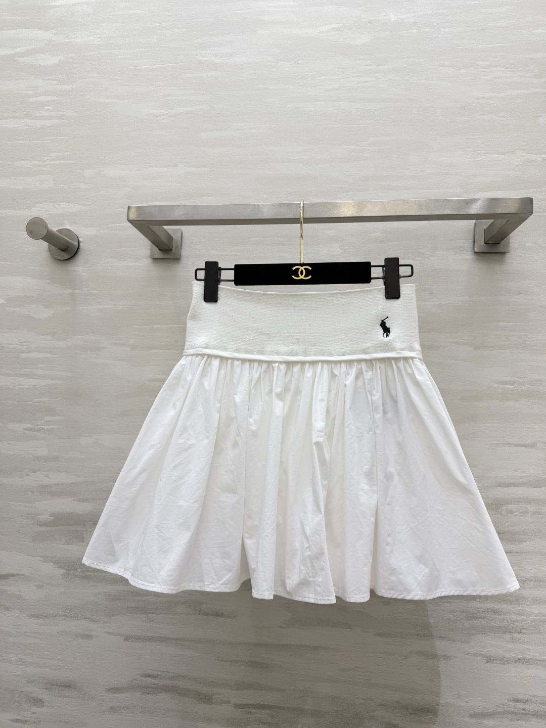 NO:824552,Ralph｜The pony embroidered pleated skirt that will never go out of style. Classic black and white color scheme. Wide-brimmed high-waistband. Comfortable to hide the flesh and also raise the waistline. Large three-dimensional pleated A-line skirt. Perfectly modifies the crotch and leg shape. Comes with anti-exposure lining. Full of security and no embarrassment. Simple and exquisite pony embroidered logo. Low-key and recognizable. It goes great with T-shirts, Polo, and shirts!  A must-have skirt that is versatile in your wardrobe and will make your legs look slimmer and longer!  High-quality customization, available in stock first size S/M/L (S size waist 64, skirt length 42), women's clothing, loro piana, skirts, shirts, tees, t-shirt,19860909Ralph｜小钱风永远不会过时的小马刺绣百褶短裙 黑白双色经典配色 宽边高腰腰头 舒服藏肉还能拉高腰线 立体褶皱A字大裙摆 完美修饰胯型腿型 自带防走光内衬 安全感满满不尴尬 简约精致的小马刺绣小标 低调又有辨识度 搭配T恤、Polo、衬衫都超绝！衣柜里万年百搭、显瘦显腿长的刚需神裙！高品质定制 现货首发sizeS/M/L（s码腰围64,裙长42）,女装,loro piana,skirts,shirts,tees，t-shirt,,Women's clothing