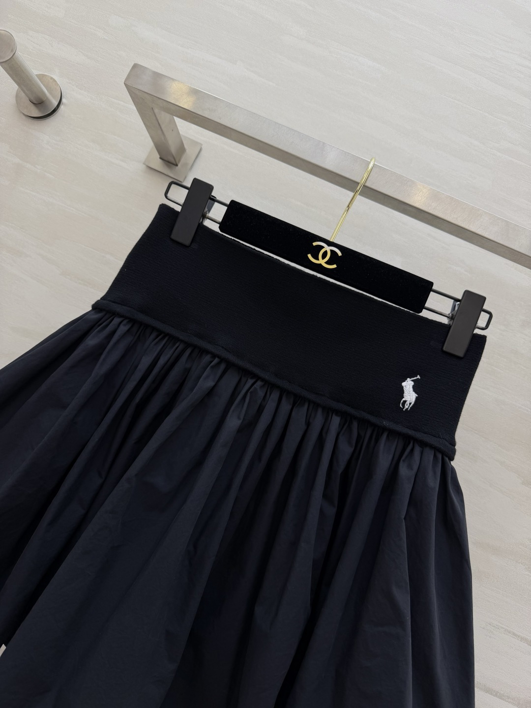 Ralph｜小钱风🌬️永远不会过时的小马刺绣百褶短裙 黑白双色经典配色 宽边高腰腰头 舒服藏肉还能拉高腰