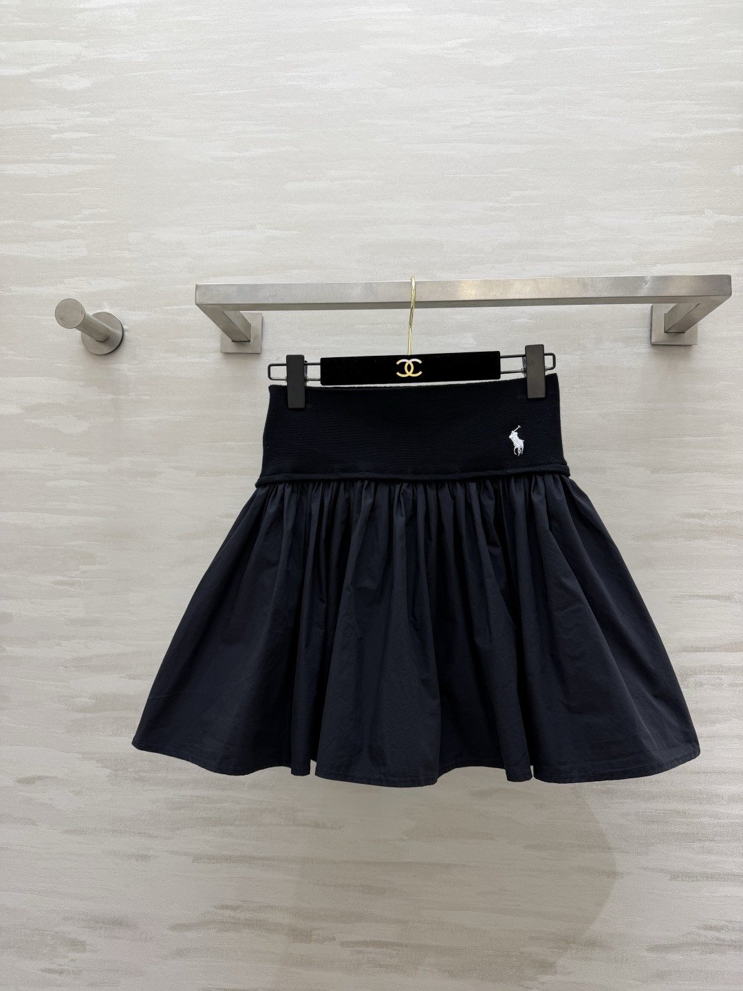 NO:824572,Ralph｜The pony embroidered pleated skirt that will never go out of style. Classic black and white color scheme. Wide-brimmed high-waistband. Comfortable to hide the flesh and also raise the waistline. Large three-dimensional pleated A-line skirt. Perfectly modifies the crotch and leg shape. Comes with anti-exposure lining. Full of security and no embarrassment. Simple and exquisite pony embroidered logo. Low-key and recognizable. It goes great with T-shirts, Polo, and shirts!  A must-have skirt that is versatile in your wardrobe and will make your legs look slimmer and longer!  High-quality customization, available in stock first size S/M/L (S size waist 64, skirt length 42), women's clothing, loro piana, skirts, shirts, tees, t-shirt,19860909Ralph｜小钱风永远不会过时的小马刺绣百褶短裙 黑白双色经典配色 宽边高腰腰头 舒服藏肉还能拉高腰线 立体褶皱A字大裙摆 完美修饰胯型腿型 自带防走光内衬 安全感满满不尴尬 简约精致的小马刺绣小标 低调又有辨识度 搭配T恤、Polo、衬衫都超绝！衣柜里万年百搭、显瘦显腿长的刚需神裙！高品质定制 现货首发sizeS/M/L（s码腰围64,裙长42）,女装,loro piana,skirts,shirts,tees，t-shirt,,Women's clothing