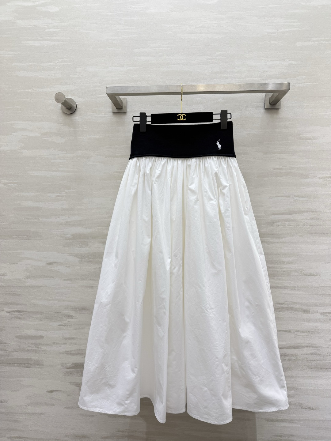 NO:840506,Ralph｜The pony embroidered pleated long skirt that will never go out of style in the pocket money style. Classic black and white color scheme. Wide brim and high waist. It is comfortable to hide the flesh and can also raise the waistline. Three-dimensional pleated A-line large skirt. Simple and exquisite pony embroidered logo. Low-key and recognizable. It goes great with T-shirts, Polo, and shirts!  A must-have skirt that is versatile in your wardrobe and will make your legs look slimmer and longer!  High-quality customization, available in stock first size S/M/L (S size waist 64, skirt length 89), loro piana, skirts, shirts, tees, t-shirt,19860909Ralph｜小钱风永远不会过时的小马刺绣百褶长款半裙 黑白双色经典配色 宽边高腰腰头 舒服藏肉还能拉高腰线 立体褶皱A字大裙摆 简约精致的小马刺绣小标 低调又有辨识度 搭配T恤、Polo、衬衫都超绝！衣柜里万年百搭、显瘦显腿长的刚需神裙！高品质定制 现货首发sizeS/M/L（s码腰围64,裙长89）,,loro piana,skirts,shirts,tees，t-shirt,,Women's clothing