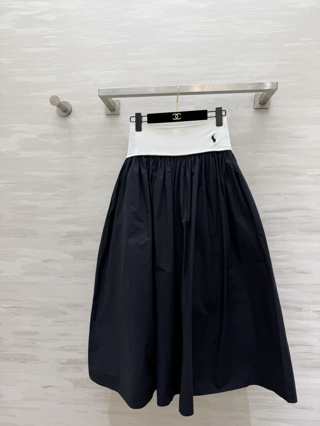 NO:825370,Ralph｜The pony embroidered pleated long skirt that will never go out of style in the pocket money style. Classic black and white color scheme. Wide brim and high waist. It is comfortable to hide the flesh and can also raise the waistline. Three-dimensional pleated A-line large skirt. Simple and exquisite pony embroidered logo. Low-key and recognizable. It goes great with T-shirts, Polo, and shirts!  A must-have skirt that is versatile in your wardrobe and will make your legs look slimmer and longer!  High-quality customization, available in stock first size S/M/L (S size waist 64, skirt length 89), women's clothing, loro piana, skirts, shirts, tees, t-shirt,19860909Ralph｜小钱风永远不会过时的小马刺绣百褶长款半裙 黑白双色经典配色 宽边高腰腰头 舒服藏肉还能拉高腰线 立体褶皱A字大裙摆 简约精致的小马刺绣小标 低调又有辨识度 搭配T恤、Polo、衬衫都超绝！衣柜里万年百搭、显瘦显腿长的刚需神裙！高品质定制 现货首发sizeS/M/L（s码腰围64,裙长89）,女装,loro piana,skirts,shirts,tees，t-shirt,,Women's clothing
