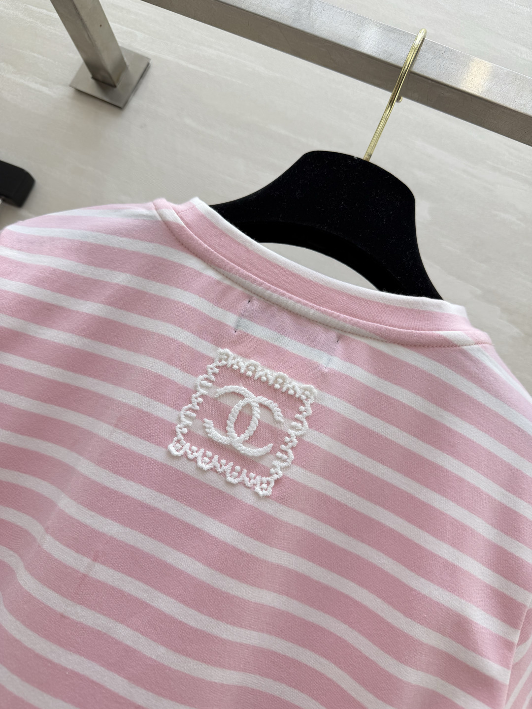 #CHANE♡²⁶中古系列樱花粉条纹限定T恤 以法式条纹为基底 注入香风精髓！粉白撞色温柔又显贵 胸前水