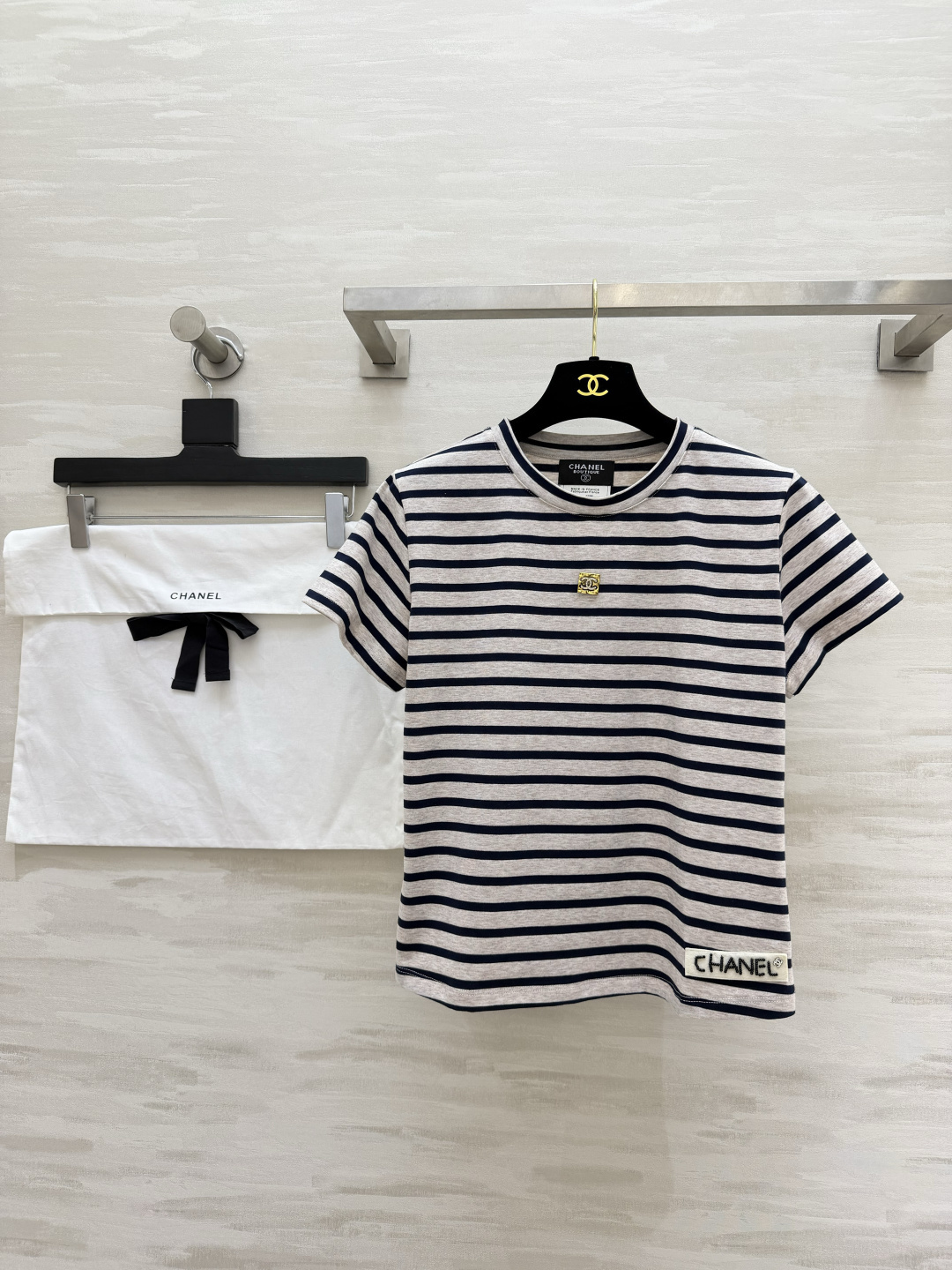 NO:825392,CHANE spring and summer striped T-shirt｜Classic beige and navy stripes, versatile and perfect, metal logo, letter woven label, full of details, slightly tapered shoulders, optimized head-to-shoulder ratio, looking slim without being too picky!  High-quality customization, available in stock, size 36/38/40 (shoulder width 37, bust 94, length 53), Chanel-clothing, chanel, chanel, tees, t-shirt,19860909CHANE春夏条纹T恤｜经典米灰藏青条纹 百搭不出错 金属logo 字母织标 细节拉满 正肩微收版型 优化头肩比 显瘦不挑身材！高品质定制 现货首发size36/38/40（36码肩宽37,胸围94,衣长53）,香奈儿-服装,chanel,chanel,tees，t-shirt,,Women's clothing
