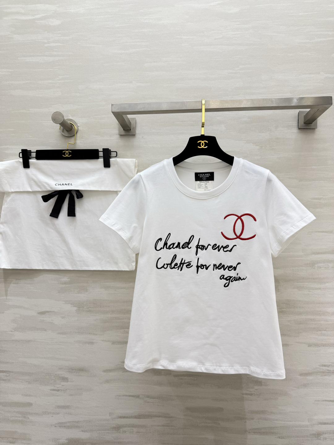 NO:825410,#Chane Second-hand series forever | Vintage embroidered white T. French romantic fairy white T. Wear it on your body!  Classic red double C, handwritten embroidery, retro and fashionable. The details are directly filled with high-count pure cotton fabric, soft and skin-friendly. High-quality customization. Available in stock for the first time, size 36/38/40 (shoulder width 36, bust 92, length 58), Chanel-clothing, chanel, chanel,19860909#Chane 中古系列forever | 复古刺绣白T 法式浪漫穿在身上的神仙白T！经典红双C 手写体刺绣复古又时髦 细节直接拉满高支纯棉面料软糯亲肤 高品质定制 现货首发size36/38/40（38码肩宽36,胸围92,衣长58）,香奈儿-服装,chanel,chanel,,Women's clothing