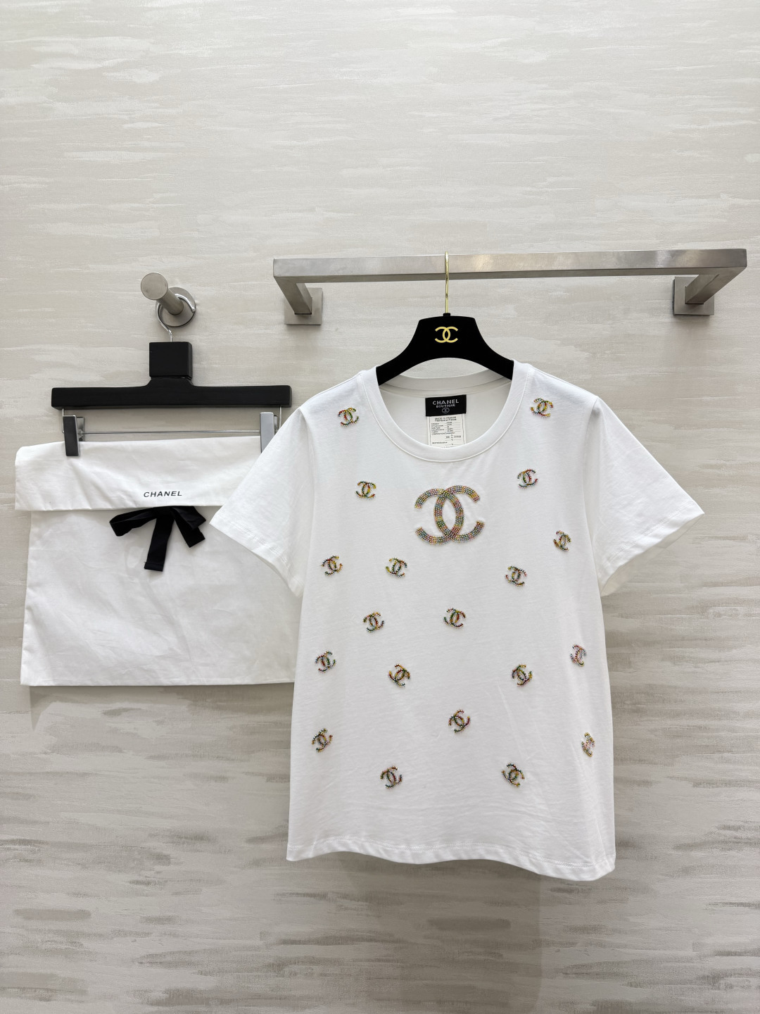 NO:825447,#Chane limited-edition full-diamond double CT shirt. A high-end and exquisite feeling that is captivating at a glance. The whole body is embellished with colorful hand-stitched diamond logo. Sparkling low-key luxury. The sense of nobility directly fills the air. Soft, skin-friendly and high-quality cotton-like fabric. Loose and slim without picking up the body shape. It hides a lot of fat in daily life. It looks expensive when worn alone. The inner wear is also super layered. High-quality customization.  Available now, size 36/38/40 (size 36, shoulder width 37, bust 94, length 53), Chanel-clothing, chanel, chanel, tees, t-shirt,19860909#Chane限定满钻双CT恤 一眼沦陷的高级精致感通体彩色手工钉钻logo点缀 闪闪闪的低调奢华 贵气感直接拉满 软糯亲肤优质棉感面料 宽松显瘦不挑身形 日常巨藏肉 单穿显贵 内搭也超有层次 高品质定制 现货首发size36/38/40（36码肩宽37,胸围94,衣长53）,香奈儿-服装,chanel,chanel,tees，t-shirt,,Women's clothing