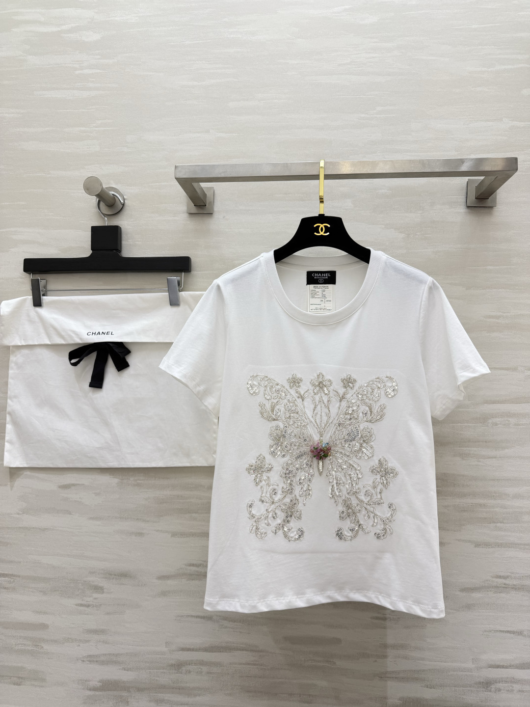NO:825372,CHANE Butterfly Beaded White T-shirt gives you a sense of nobility at a glance. Whoever wears it will know it!  Hand-made beading, embroidered butterfly patterns, soft diamonds shining in the sun, and the colorful stamens on the chest are the finishing touch. 'Low-key luxury' is engraved into the DNA. Selected high-count cotton fabrics, soft and breathable, well-fitting tailoring. The upper body is slim and hides the flesh. Paired with jeans and wide-leg pants, it has a relaxed and high-end feel. High-quality customization  Available now, size 36/38/40 (size 38, shoulder width 37, bust 98, length 59), Chanel-clothing, chanel, chanel, jeans,19860909CHANE蝴蝶钉珠白T一眼沦陷的贵气感 谁穿谁知道！手工钉珠 刺绣的蝴蝶图案 阳光下闪着温柔的碎钻光 胸口的彩宝花蕊更是点睛之笔 把“低调奢华”刻进了DNA里 精选高支棉面料 软糯透气 合身的剪裁 上身显瘦又藏肉 搭牛仔裤、阔腿裤自带松弛的高级感 高品质定制 现货首发size36/38/40（38码肩宽37,胸围98,衣长59）,香奈儿-服装,chanel,chanel,jeans,,Women's clothing