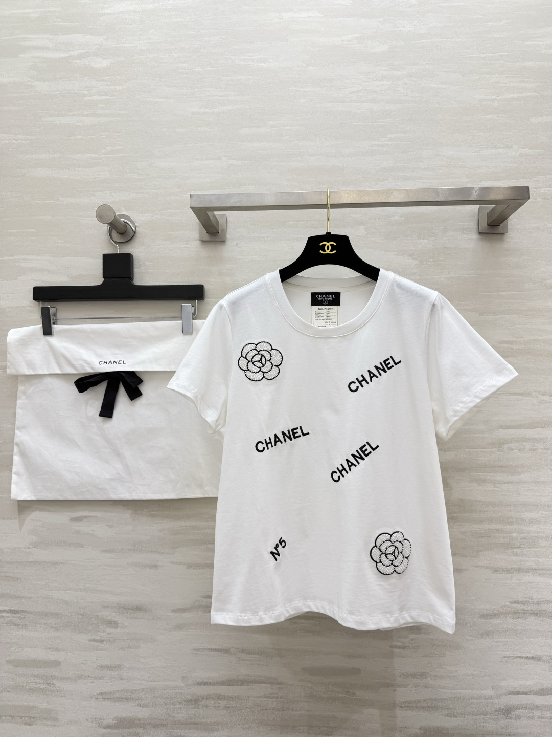 NO:825380,#Chane hand-embroidered camellia T-shirt is low-key and exquisite. The details are full of high-end feeling. The soft and breathable cotton fabric is very comfortable on the upper body. The loose and slim fit is not picky about the figure and hides the flesh. It is fashionable and photogenic when paired with shorts and skirts for daily use!  High-quality customization, available in stock, size 36/38/40 (shoulder width 37, bust 94, length 53), Chanel-clothing, chanel, chanel, skirts, shorts, tees, t-shirt,19860909#Chane手工刺绣山茶花T恤 低调又精致 细节满满高级感 软糯透气棉质面料 上身巨舒服 宽松显瘦版型 不挑身材超藏肉 日常搭配短裤、半裙都时髦又上镜！高品质定制 现货首发size36/38/40（36码肩宽37,胸围94,衣长53）,香奈儿-服装,chanel,chanel,skirts,shorts,tees，t-shirt,,Women's clothing