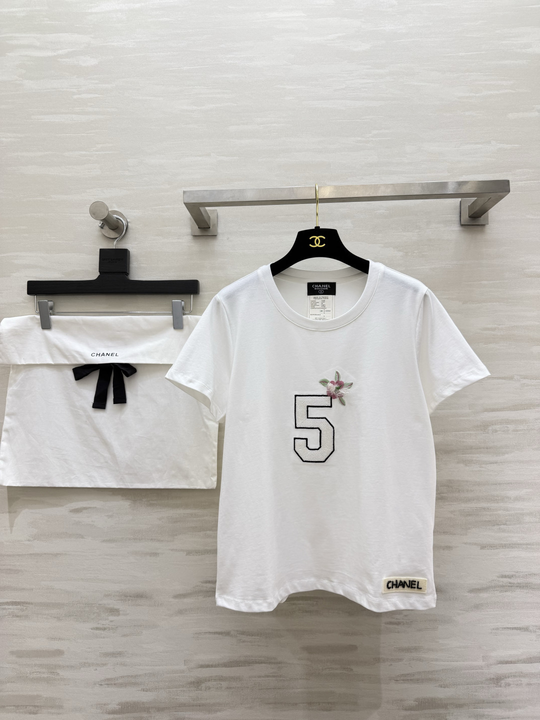 NO:825388,#Chaness letter logo sequin embroidery T-shirt, high quality customization, available in stock, size 36/38/40 (shoulder width 37, bust 94, length 53), Chanel-clothing, chanel, chanel, tees, t-shirt,19860909#Chaness字母logo珠片刺绣T恤 高品质定制 现货首发size36/38/40（36码肩宽37,胸围94,衣长53）,香奈儿-服装,chanel,chanel,tees，t-shirt,,Women's clothing