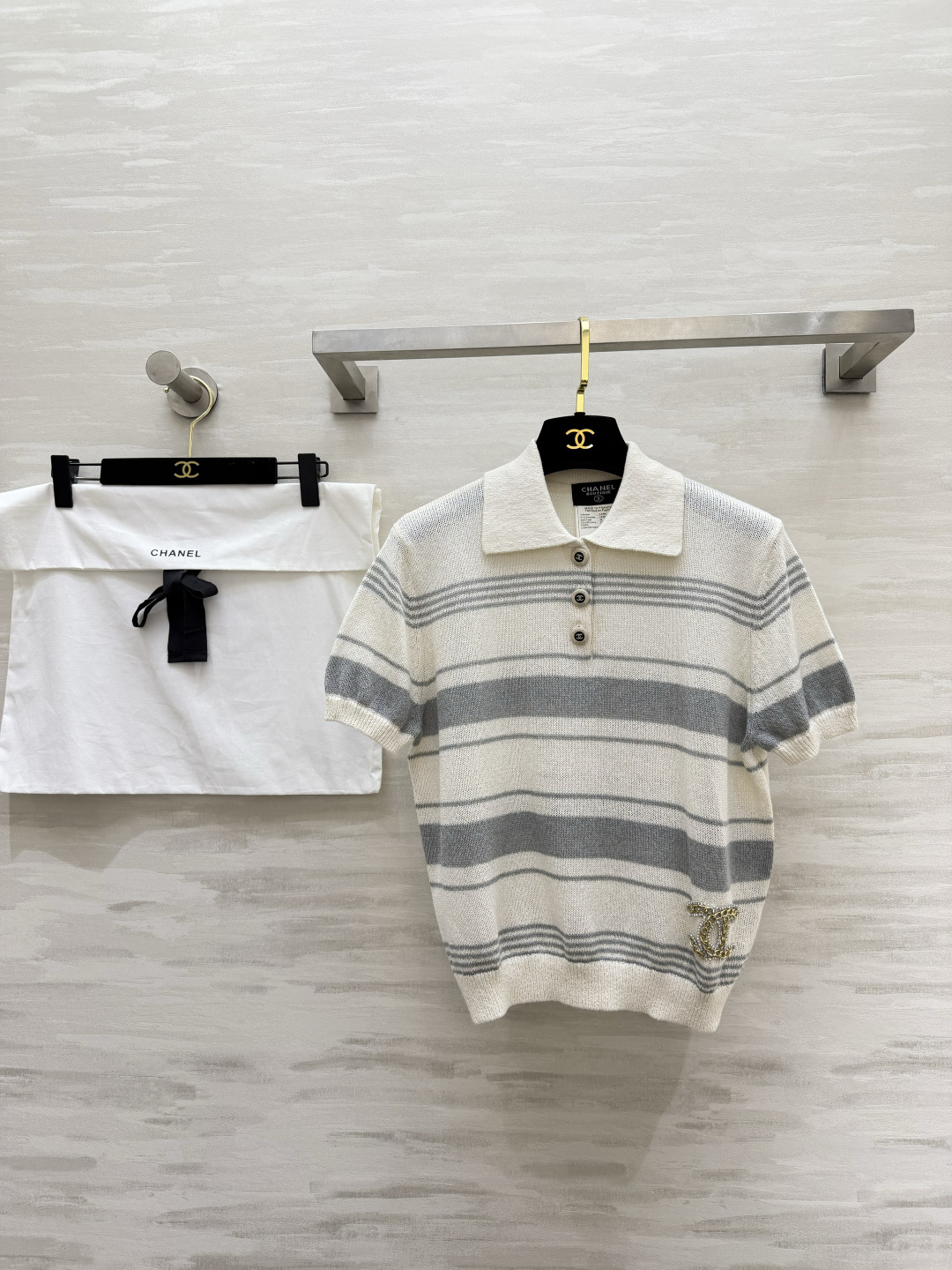 NO:825412,#Chane mid-century style striped Polo sweater, classic lapel + contrasting stripe design, gold and silver blended fabric with fine sparkle, rhinestone double C Logo, low-key and noble, short-sleeved version, refreshing and breathable, just needed for spring and summer. It is very stylish when layered and worn alone. Easily capture the old money style atmosphere. High-quality customization  Available now, size 36/38/40 (size 36, shoulder width 39, bust 98, length 50), Chanel-clothing, chanel, chanel, T-shirt,19860909#Chane中古风条纹Polo针织衫 经典翻领+撞色条纹设计 金银丝混纺面料自带细闪光泽 水钻双C Logo低调显贵 短袖版型清爽透气,来春夏刚需 叠穿单穿都很有腔调 轻松拿捏老钱风氛围感 高品质定制 现货首发size36/38/40（36码肩宽39,胸围98,衣长50）,香奈儿-服装,chanel,chanel,T-shirt,,Women's clothing