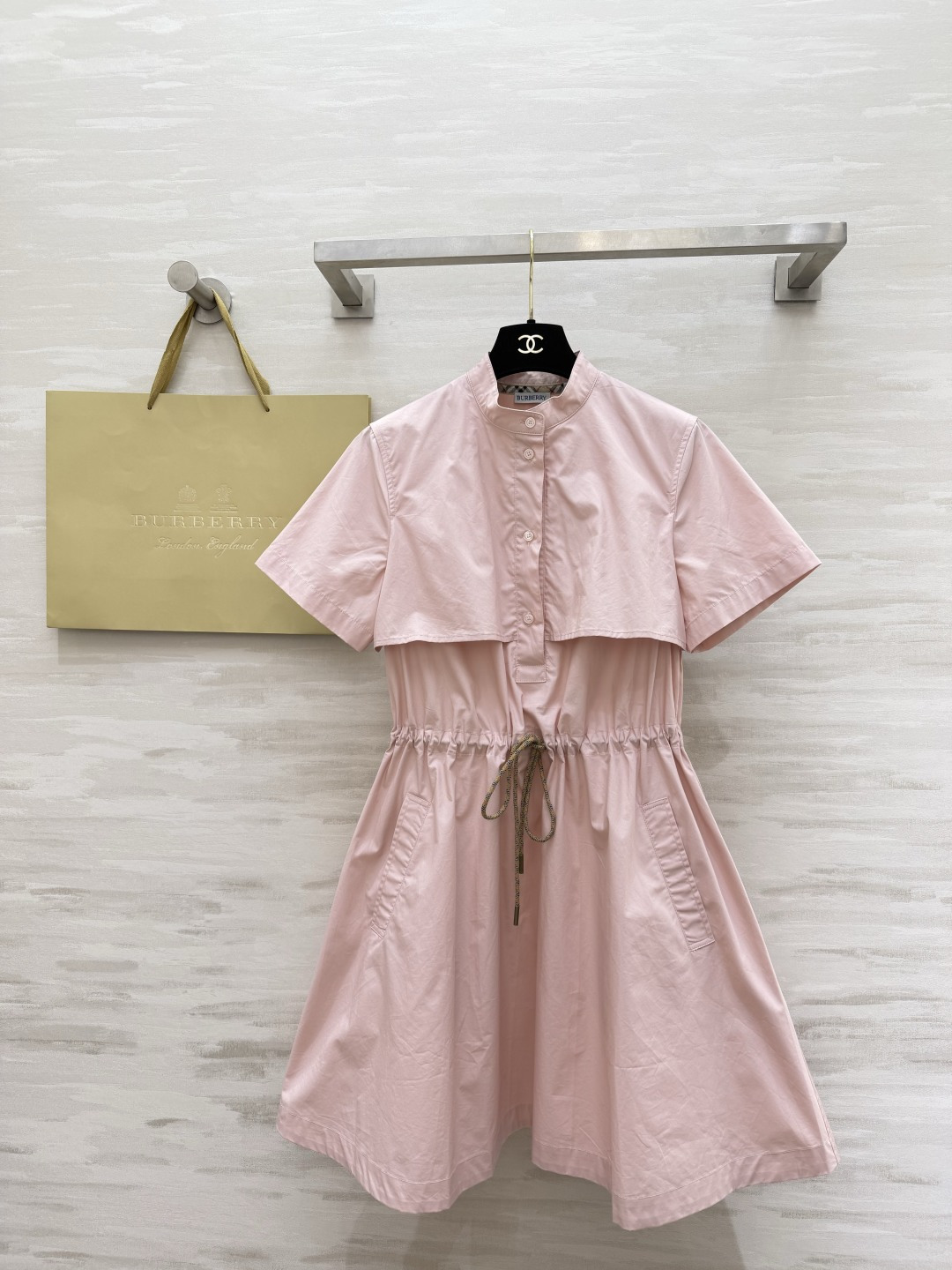 NO:841197,Burberr British-style workwear dress. One pink and one khaki. It has both gentleness and grandeur. It has a slim waist and is perfect for daily commuting and outings. High-quality customization. Available in stock first size S/M/L/XL/XXL (M size shoulder width 37, bust 96, skirt length 92),, burberry, skirts,19860909Burberr英伦风气质工装连衣裙 一粉一卡其 温柔与大气兼得 收腰巨显瘦 日常通勤出游都绝 高品质定制 现货首发sizeS/M/L/XL/XXL（M码肩宽37,胸围96,裙长92）,,burberry,skirts,,Women's clothing