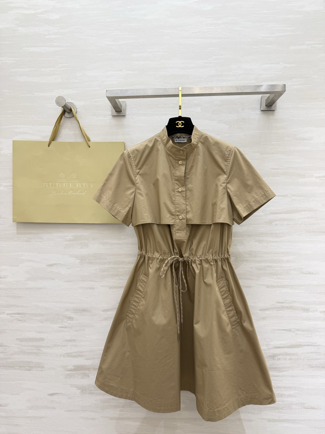 NO:825727,Burberr British-style workwear dress. One pink and one khaki. It has both gentleness and grandeur. It has a slim waist and is perfect for daily commuting and outings. High-quality customization. Available in stock first size S/M/L/XL/XXL (M size shoulder width 37, bust 96, skirt length 92), Burberry-clothing, burberry, skirts,19860909Burberr英伦风气质工装连衣裙 一粉一卡其 温柔与大气兼得 收腰巨显瘦 日常通勤出游都绝 高品质定制 现货首发sizeS/M/L/XL/XXL（M码肩宽37,胸围96,裙长92）,博柏利-服装,burberry,skirts,,Women's clothing