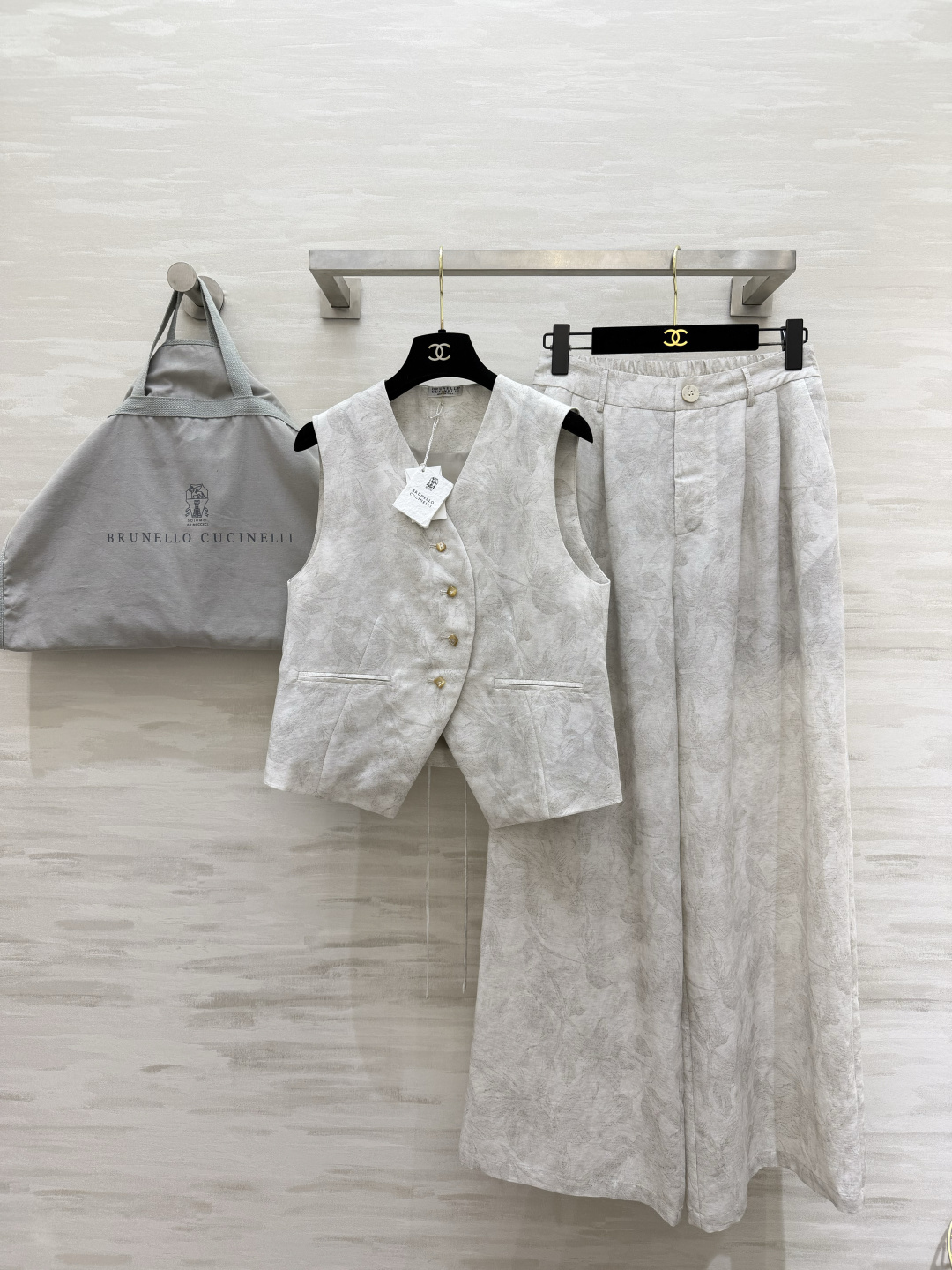 NO:825734,Brunello Cucinell has a cool and relaxed feel. Linen jacquard vest suit. Light gray tone dark pattern jacquard. Low-key and expensive texture. V-neck waist vest. Drapey wide-leg trousers. The upper body becomes super proportional in an instant. Selected breathable linen blended fabrics. Refreshing upper body in summer. Drawstring design on the back. Easily collect the waistline. Optimize the body curve. Hidden flesh and neat. Loose and straight pants shape the perfect leg shape.  Effortless Italian lazy luxury, minimalist and advanced, the simpler, the more tasteful, high-quality customization, available in stock first size S/M/L (S size bust 90, length 56, pants waist 68, pants length 105), women's clothing, brunello cucinelli,19860909Brunello Cucinell清冷松弛感 亚麻提花马甲套装 浅灰调暗纹提花 低调又自带贵价肌理感 V领收腰马甲 垂感阔腿长裤 上身秒变超优比例 甄选透气亚麻混纺面料 夏日上身清爽 后背抽绳设计 轻松收住腰线 优化身形曲线 藏肉又利落 宽松大直筒裤型修饰腿型绝绝子 不费力的意大利慵懒轻奢感 极简高级 越简单越显品味高品质定制 现货首发sizeS/M/L（s码胸围90,衣长56,裤子腰围68,裤长105）,女装,brunello cucinelli,,Women's clothing