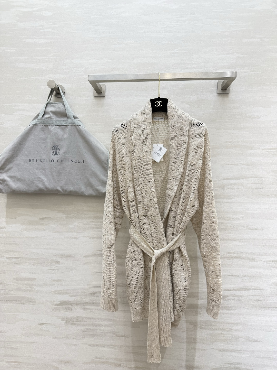 NO:825740,Brunello Cucinell bathrobe style hollow cardigan jacket. It has a relaxed and noble feeling in its bones. The classic oatmeal, apricot and soft tones are gentle and noble. Lazy large lapels. Hollow jacquard texture. The looming texture is transparent and high-end without being exaggerated. Comes with a belt of the same color to easily outline the waistline. Not picky about the figure. One click to wear the three-to-seven golden ratio. Selected bright silk blended knitted fabric, soft and skin-friendly.  Just wrap it up and you will feel the Italian style of lazy atmosphere. Low-key luxury. The simpler, the more it can withstand taste. High-quality customization. Available in stock first size S/M/L (, women's clothing, brunello cucinelli, jackets & coats, gold,19860909Brunello Cucinell浴袍款镂空开衫外套 骨子里自带的松弛贵气感经典燕麦米杏色调温柔又显贵 慵懒大翻领 镂空提花织纹 若隐若现的肌理通透感高级不浮夸 自带同色系腰带 轻松勾勒腰线 不挑身材 一键穿出三七分黄金比例 甄选含亮丝混纺针织面料 软糯亲肤 随手一裹就是意大利式的慵懒氛围感 低调的奢华 越简单越经得起品味 高品质定制 现货首发sizeS/M/L（,女装,brunello cucinelli,jackets & coats,gold,,Women's clothing
