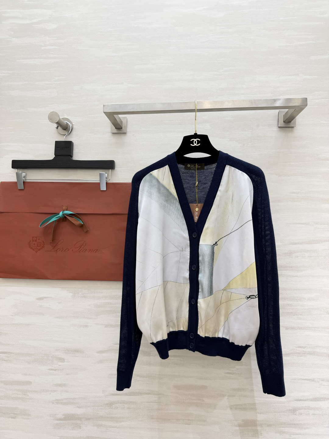 NO:825698,Loro Pian artistic splicing knitted cardigan｜Low-key and elegant style, with a gentle style of Italian old-money style. Wear artistic aesthetics on the body with a high-end feel without being ostentatious. Select delicate and breathable fabrics. Navy blue hollow texture sleeves and back are light and transparent, and the upper body is not restrained!  The front piece is spliced ​​with artistic abstract printed silk texture fabric. Warm and cold color contrast splicing. Clean lines and full of atmosphere. High-quality customization. Available in stock first size S/M/L (), women's clothing, loro piana, real silk,19860909Loro Pian艺术感拼接针织开衫｜低调奢雅气质款自带意式老钱风的温柔格调 把艺术美学穿在身上高级感不张扬 甄选细腻透气面料 藏青镂空肌理袖身后背 轻盈通透、上身毫无束缚！前片拼接艺术抽象印花真丝质感面料 冷暖撞色拼接 线条利落又充满氛围感 高品质定制 现货首发sizeS/M/L（）,女装,loro piana,real silk,,Women's clothing